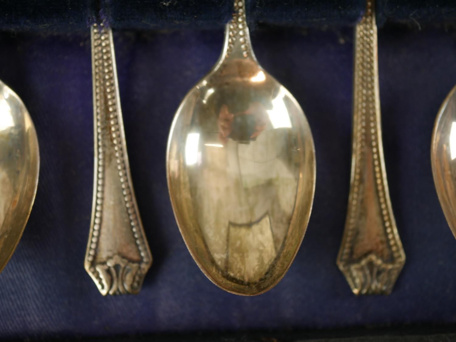 A cased set of six Art Deco silver coffee spoons with beaded detailing (hallmarked: WMco, - Image 8 of 9