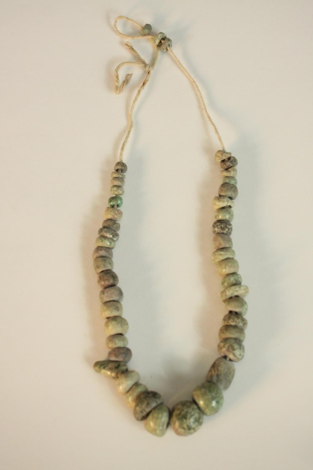 A string of Mayan jadeite graduated beads. L.25cm.