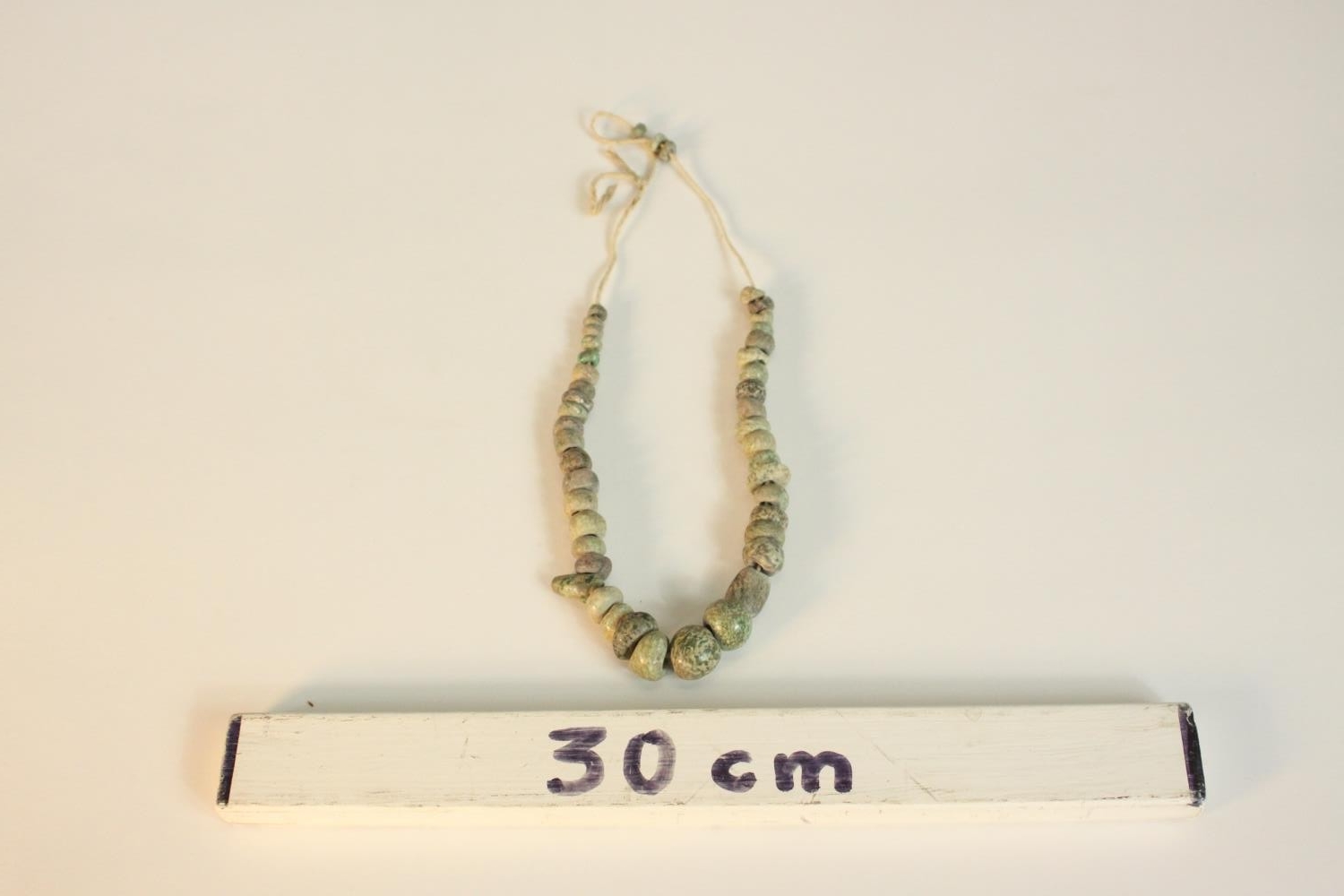 A string of Mayan jadeite graduated beads. L.25cm. - Image 2 of 6