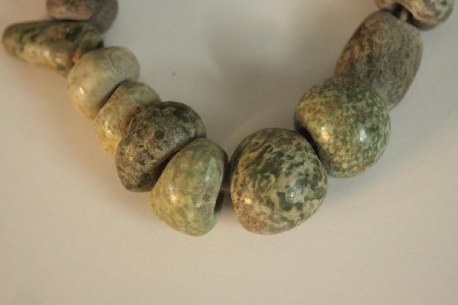 A string of Mayan jadeite graduated beads. L.25cm. - Image 6 of 6