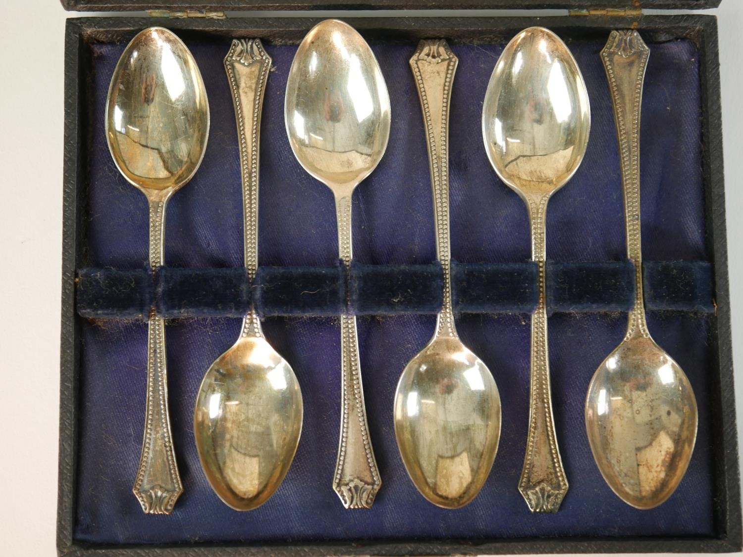 A cased set of six Art Deco silver coffee spoons with beaded detailing (hallmarked: WMco, - Image 7 of 9