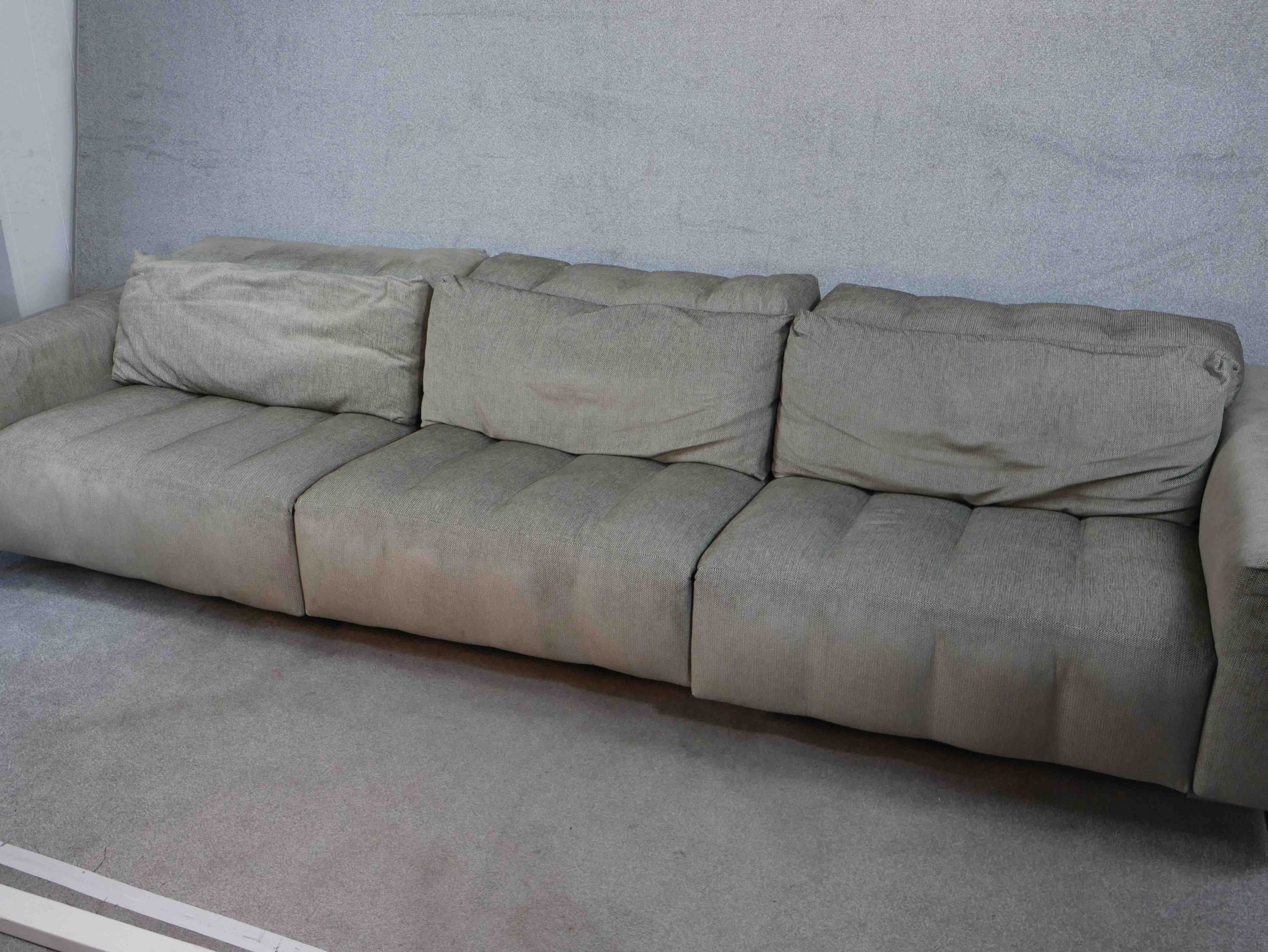 A very large contemporary Roche Bobois fully reclining sofa upholstered in grey fabric, on splayed - Image 5 of 18