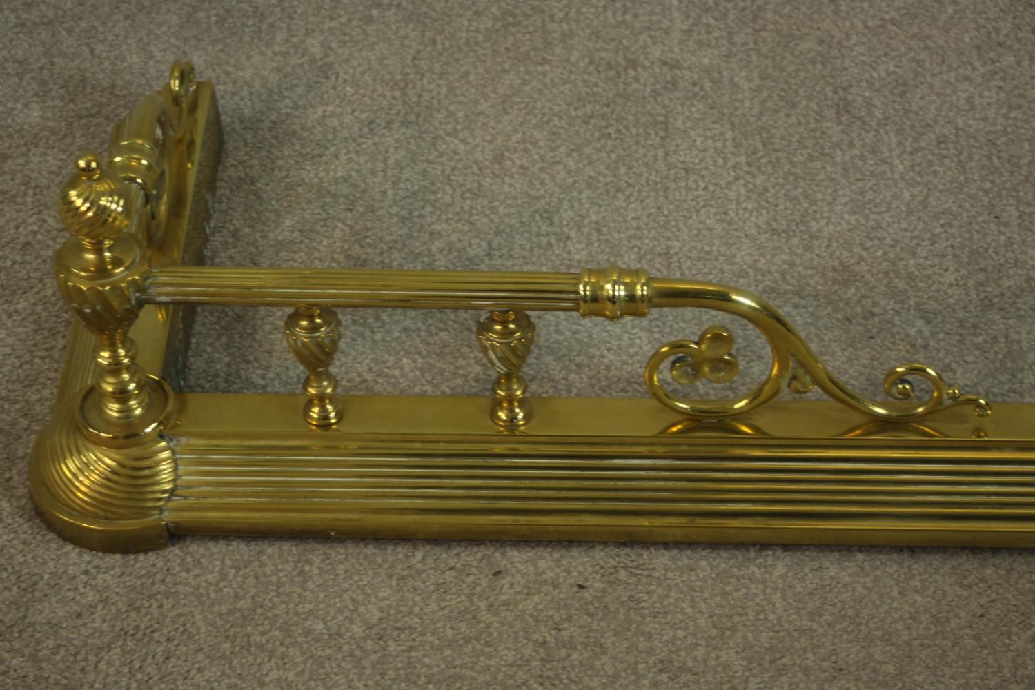 A late 19th/early 20th century brass fender, with wrythen urn supports, the rails terminating in - Image 5 of 6