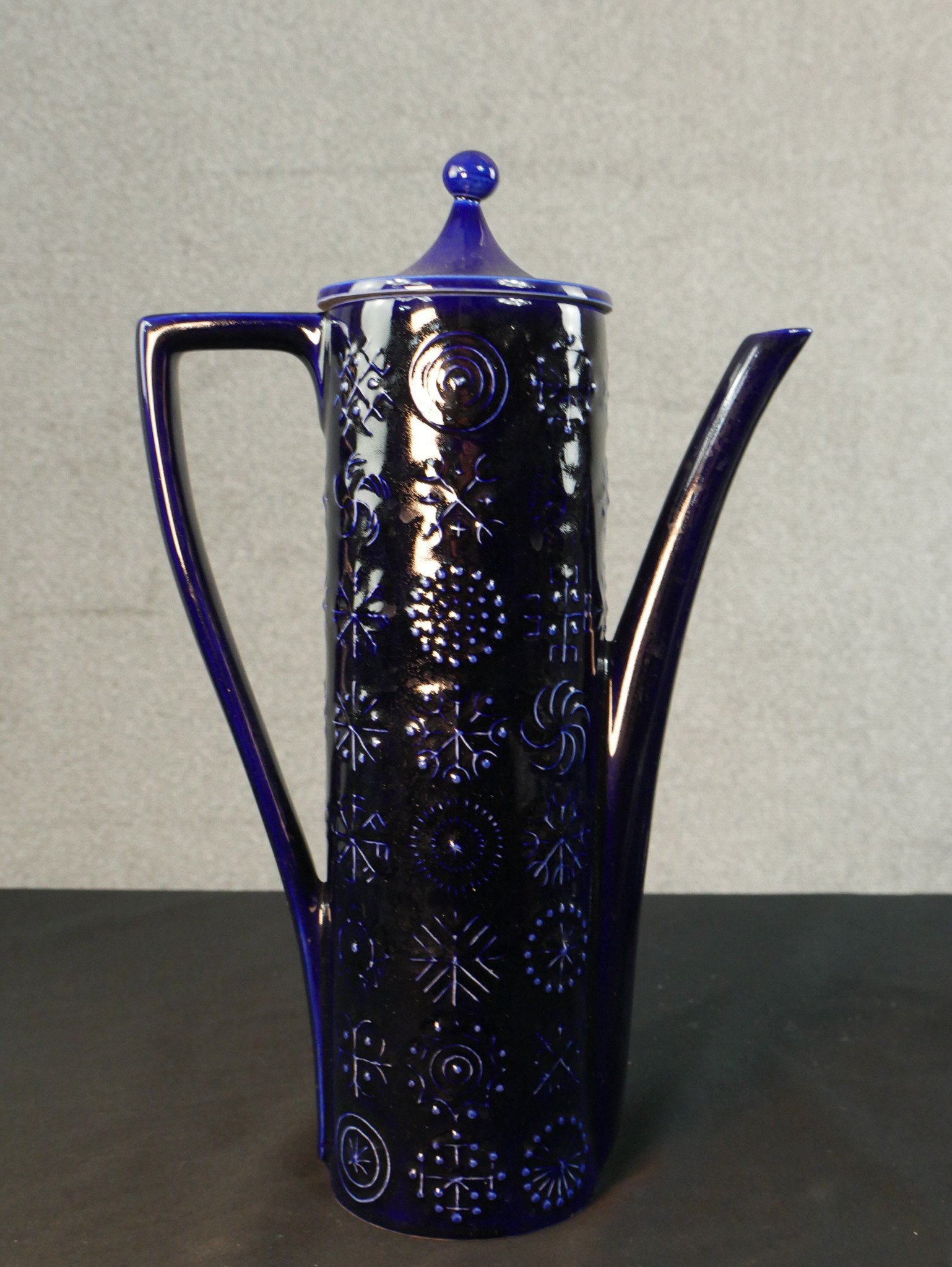 Susan Williams-Ellis for Portmeirion, a Totem pattern coffee set in a cobalt blue glaze, to seat - Image 2 of 6