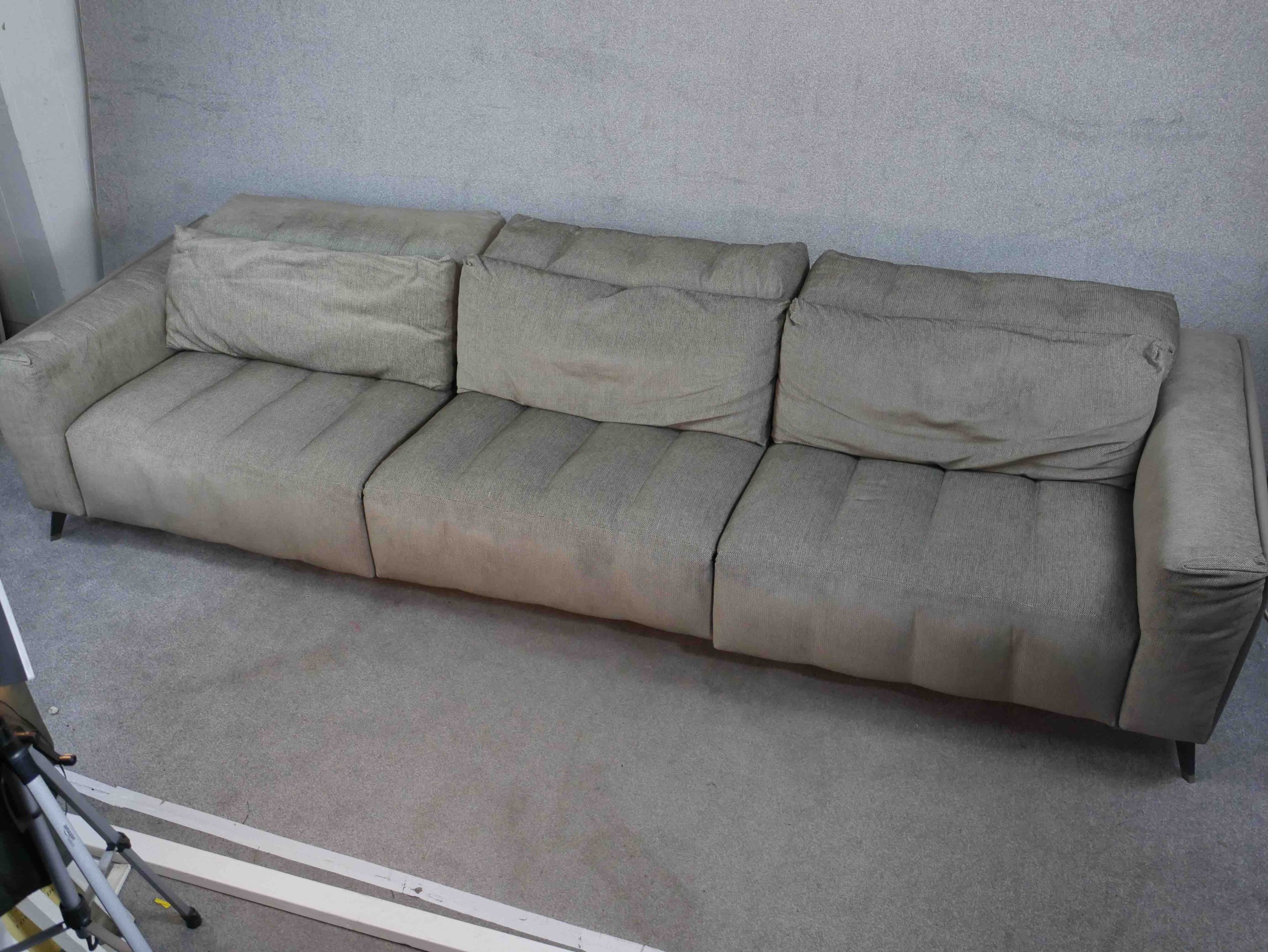 A very large contemporary Roche Bobois fully reclining sofa upholstered in grey fabric, on splayed - Image 6 of 18
