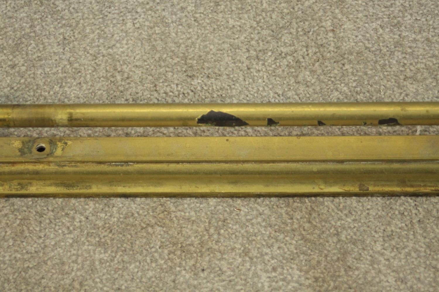A Victorian brass fender of typical form with ball supports to the tubular rail. H.10 W.123 D.20cm. - Image 5 of 5