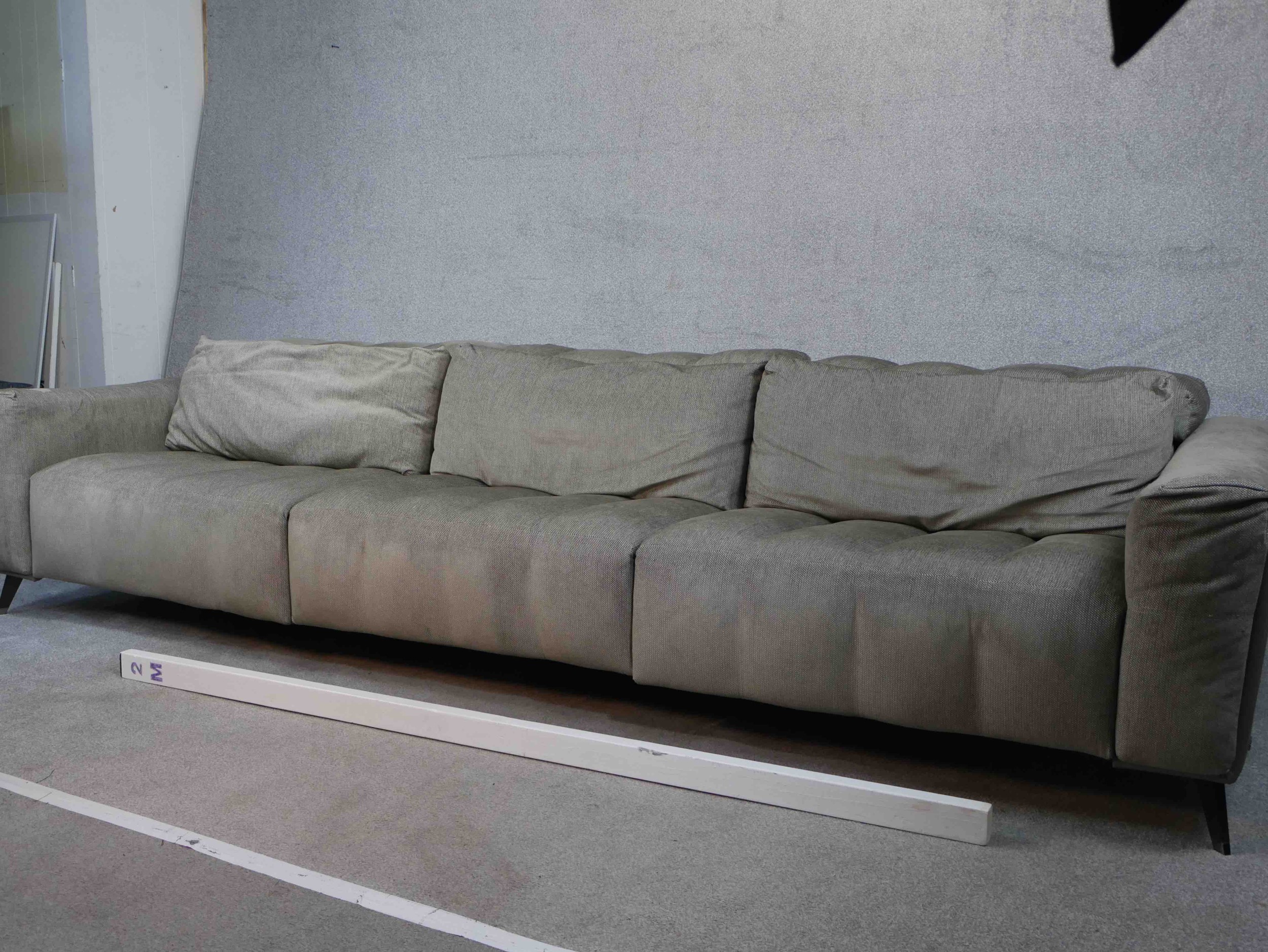 A very large contemporary Roche Bobois fully reclining sofa upholstered in grey fabric, on splayed - Image 4 of 18
