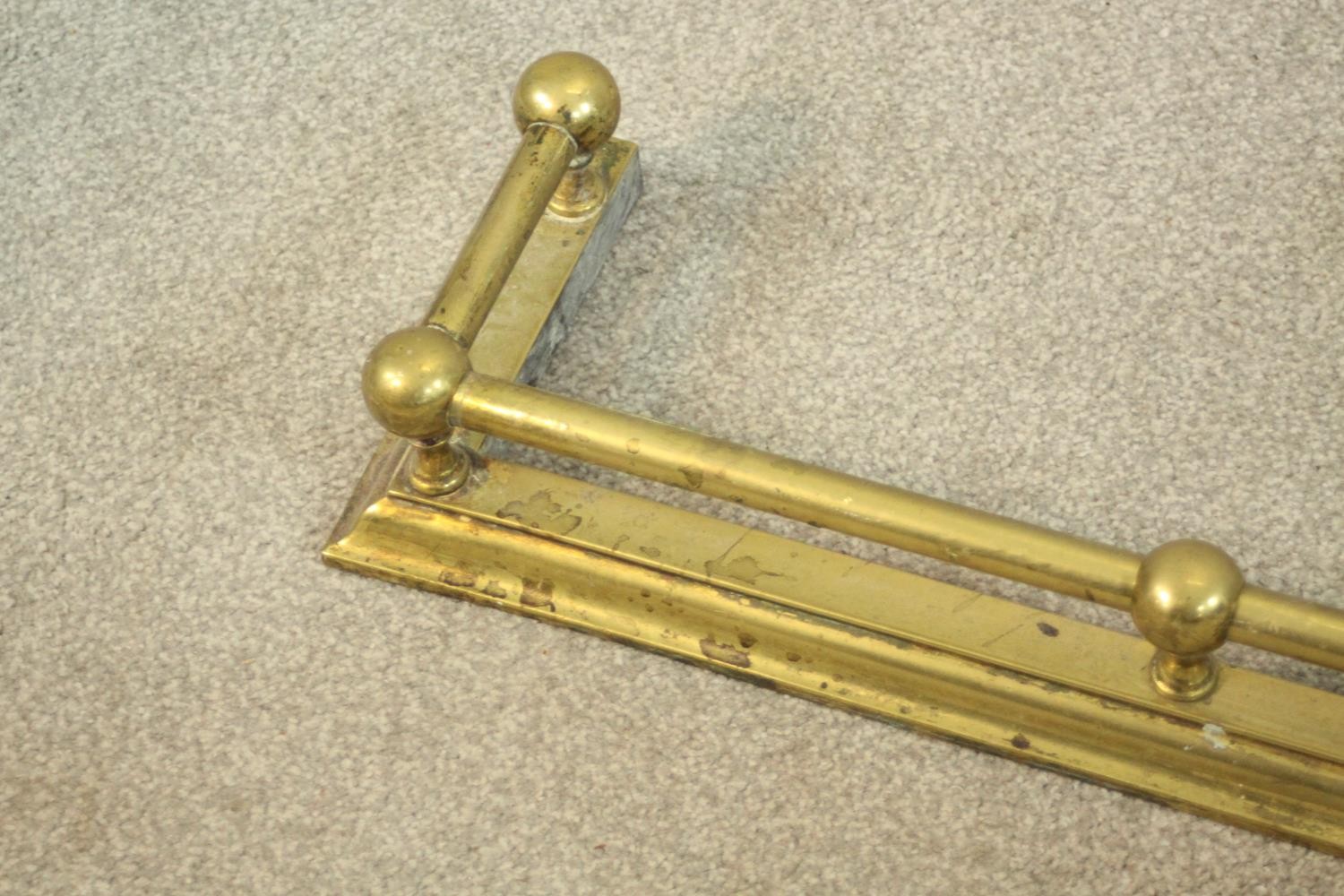 A Victorian brass fender of typical form with ball supports to the tubular rail. H.10 W.123 D.20cm. - Image 4 of 5