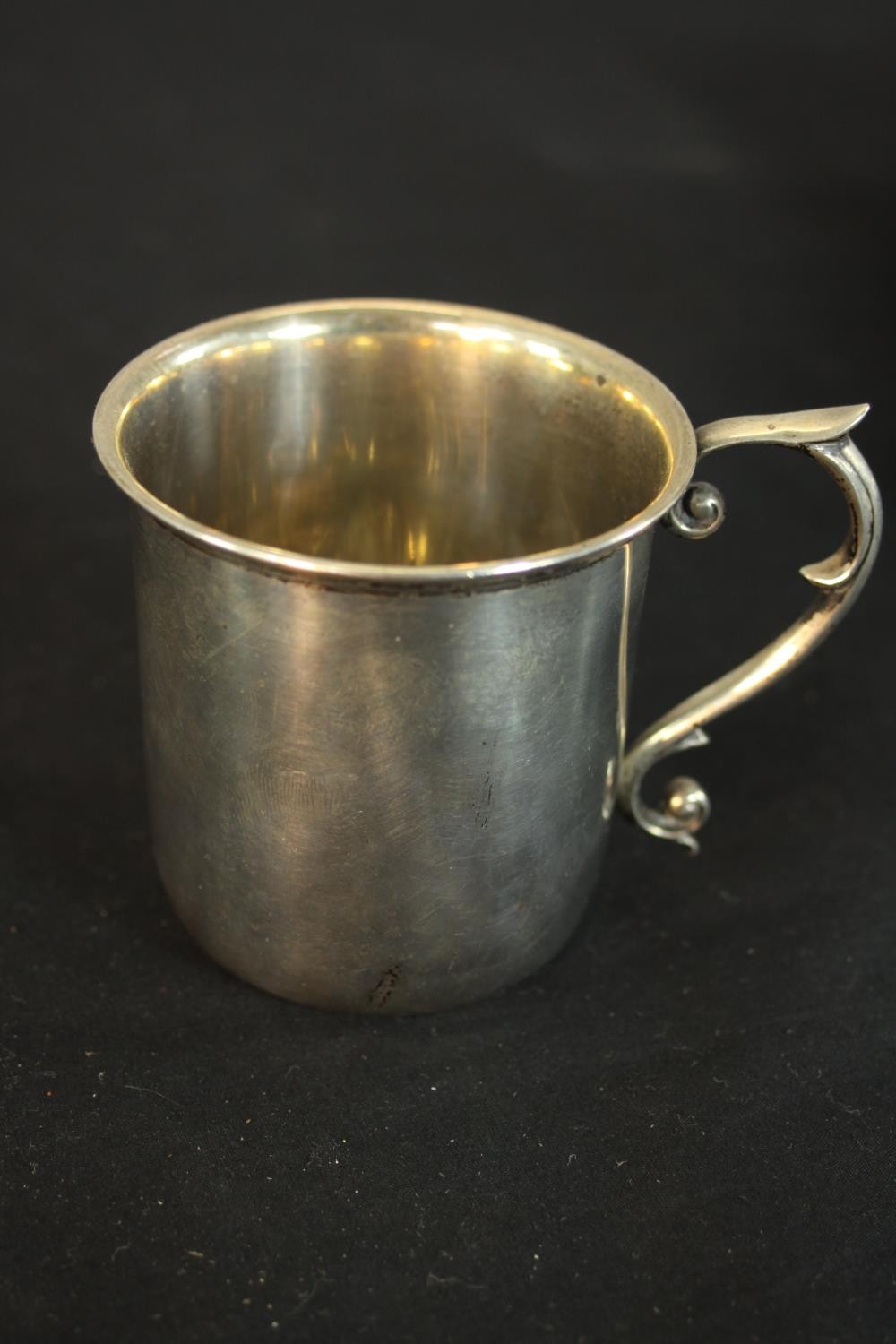 A collection of silver and silver plate, including a cased set of six engraved foliate design napkin - Image 11 of 26