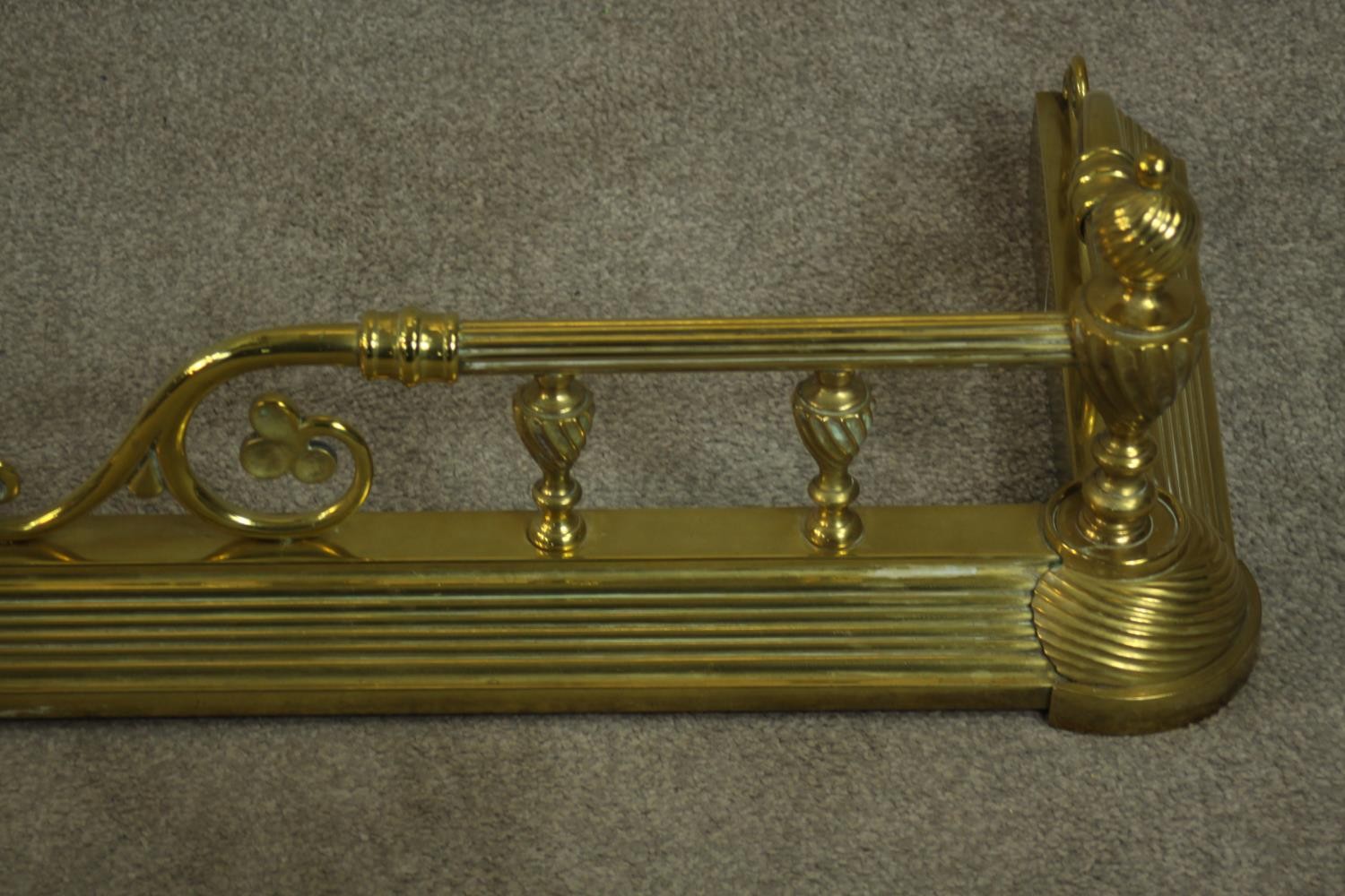 A late 19th/early 20th century brass fender, with wrythen urn supports, the rails terminating in - Image 3 of 6