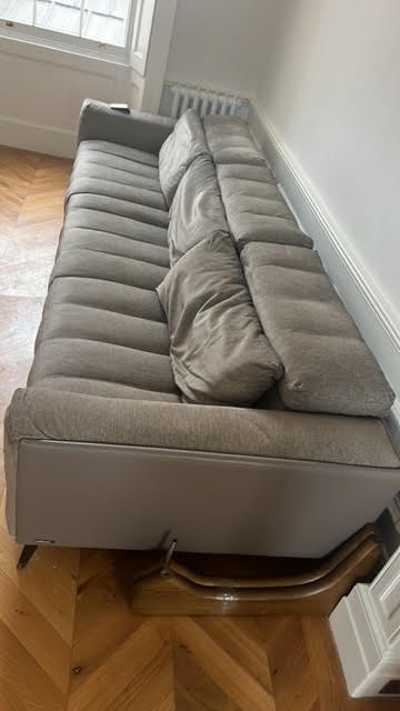 A very large contemporary Roche Bobois fully reclining sofa upholstered in grey fabric, on splayed - Image 18 of 18