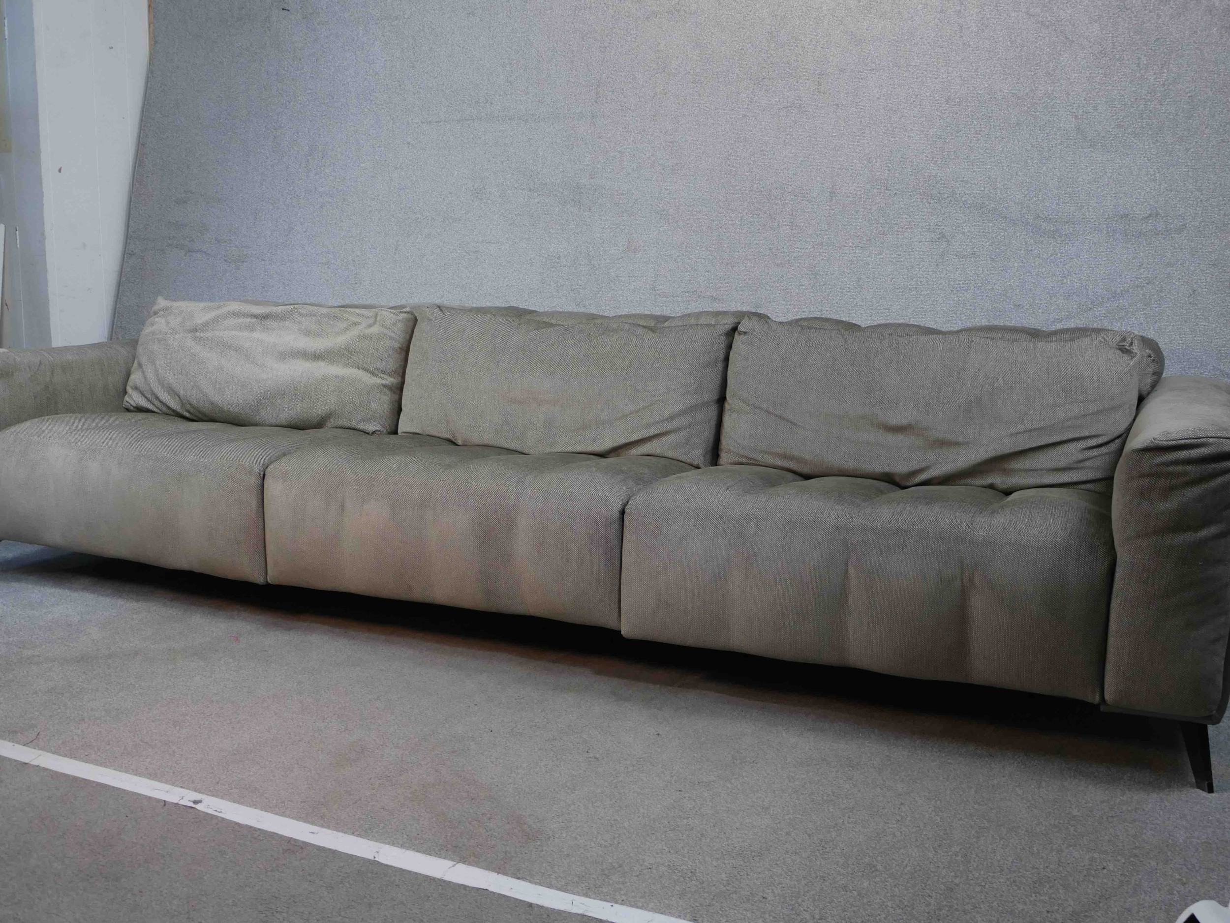 A very large contemporary Roche Bobois fully reclining sofa upholstered in grey fabric, on splayed - Image 3 of 18