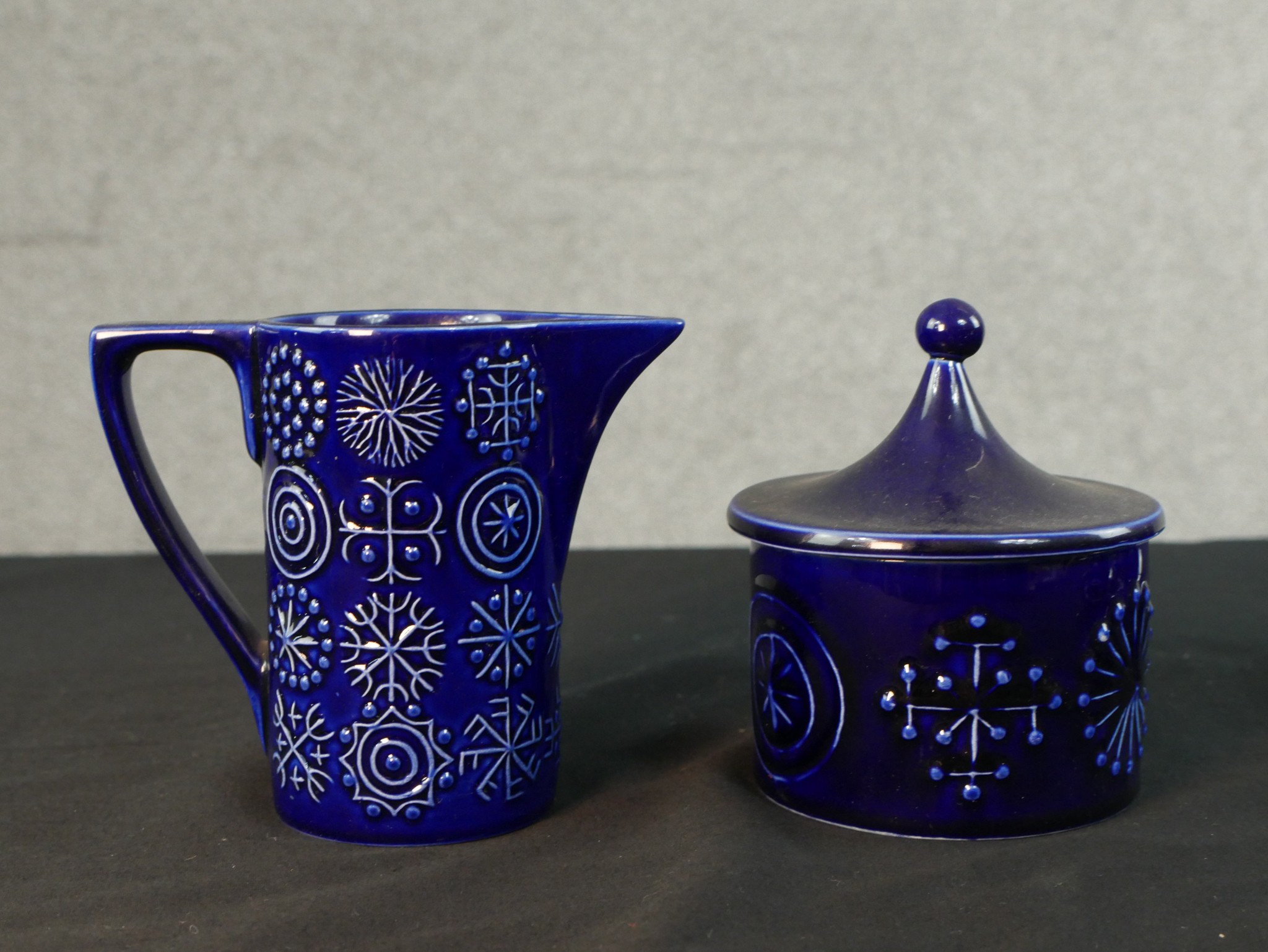 Susan Williams-Ellis for Portmeirion, a Totem pattern coffee set in a cobalt blue glaze, to seat - Image 3 of 6