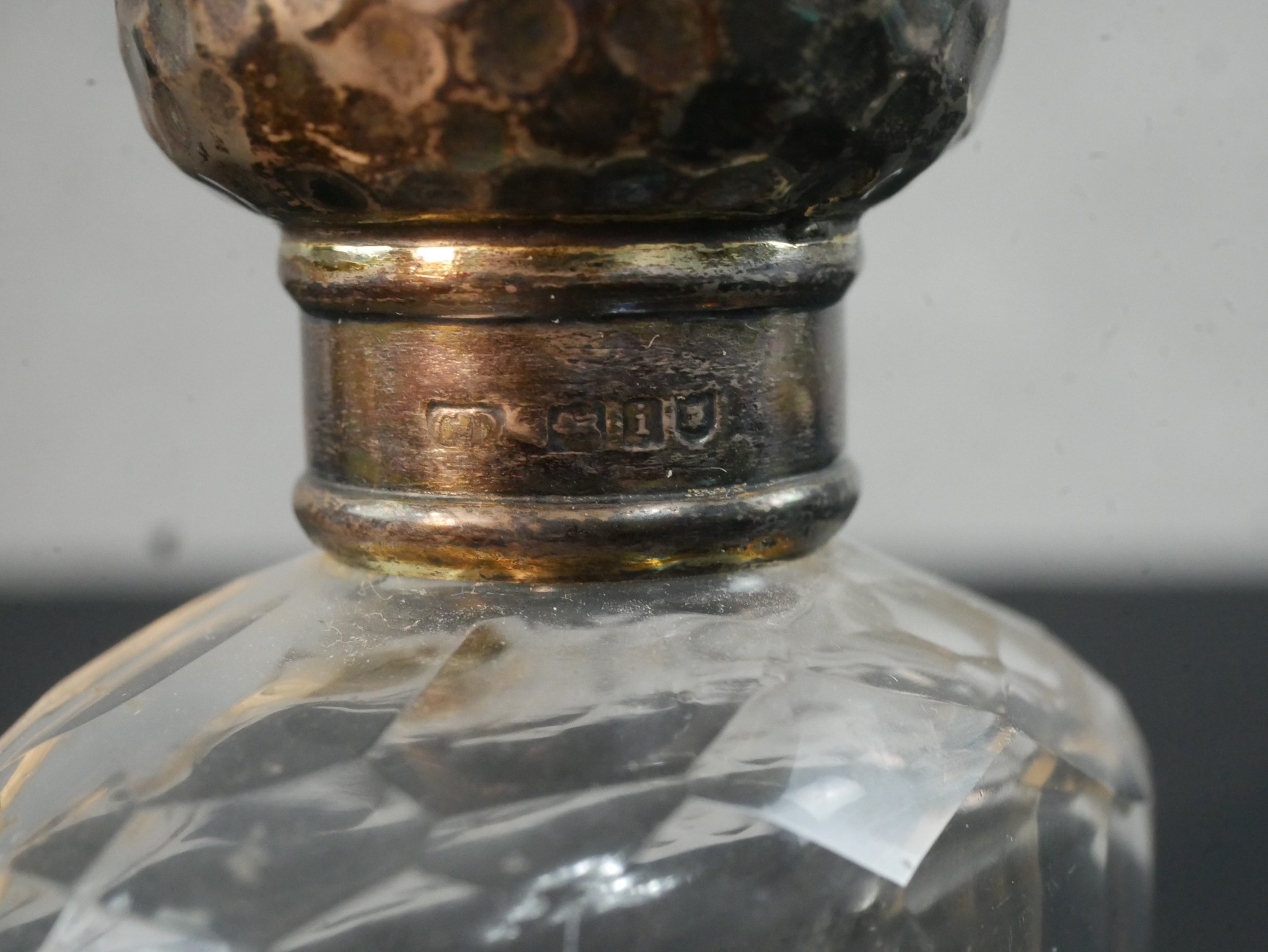 Two Victorian silver topped cut glass perfume bottles, along with a silver topped rouge pot and a - Image 6 of 12