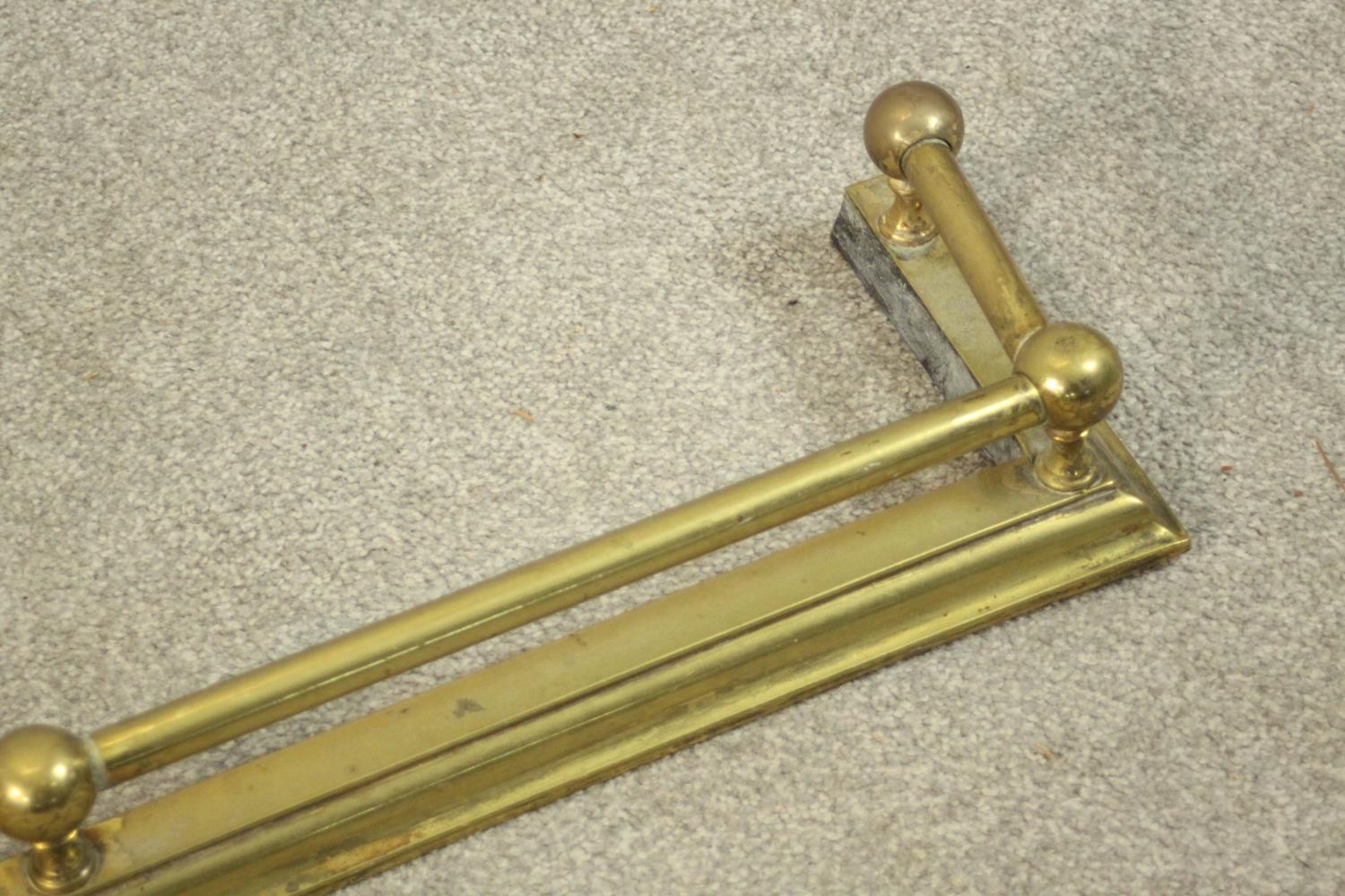 A Victorian brass fender of typical form with ball supports to the tubular rail. H.10 W.123 D.20cm. - Image 3 of 5