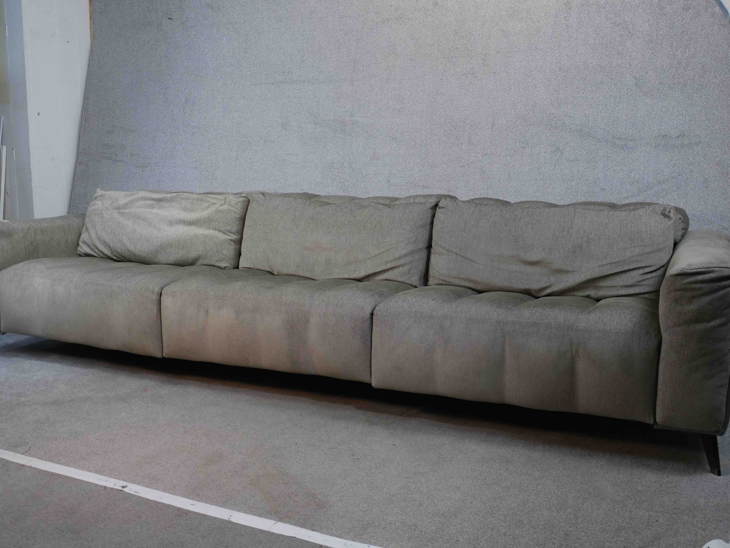 A very large contemporary Roche Bobois fully reclining sofa upholstered in grey fabric, on splayed - Image 2 of 18