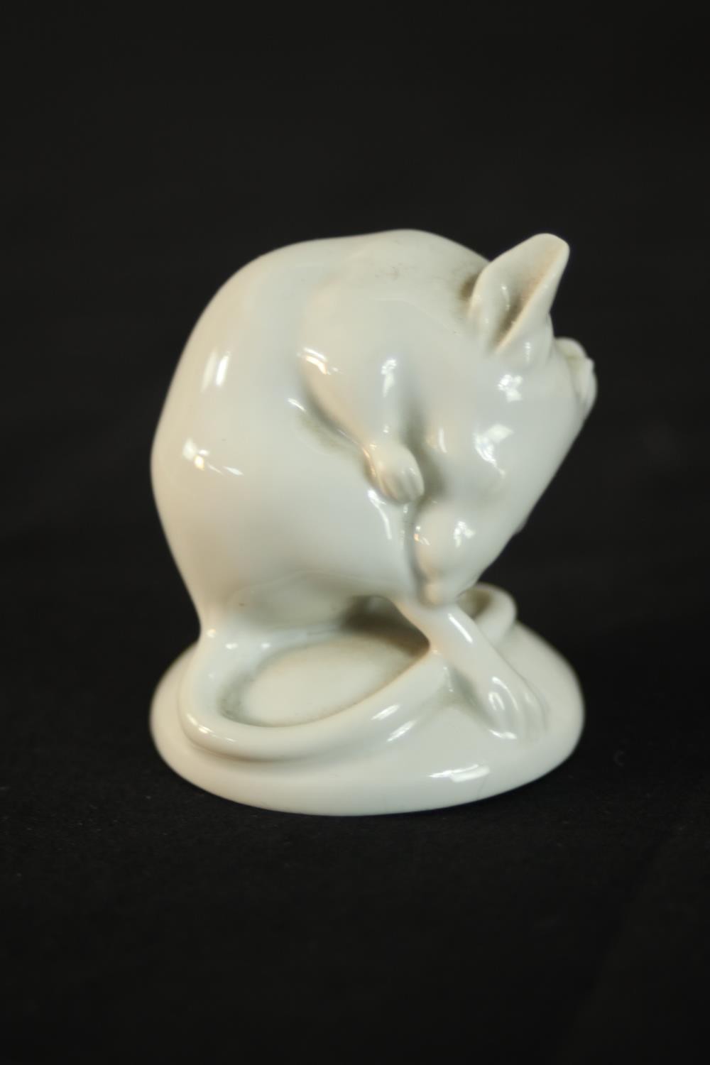 A collection of porcelain, including a white porcelain WIEN mouse cleaning its tail, model 1711, - Image 4 of 10