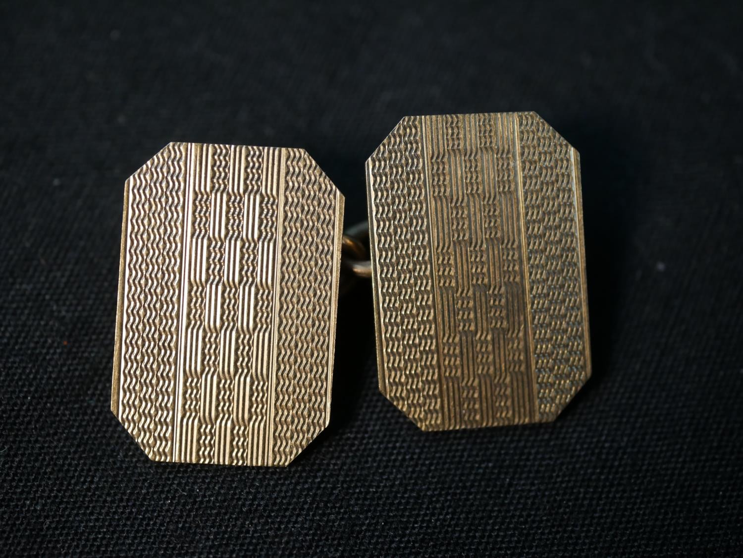 Two pairs of 9ct engraved chain link cufflinks, one pair with an engine turned geometric design ( - Image 5 of 6