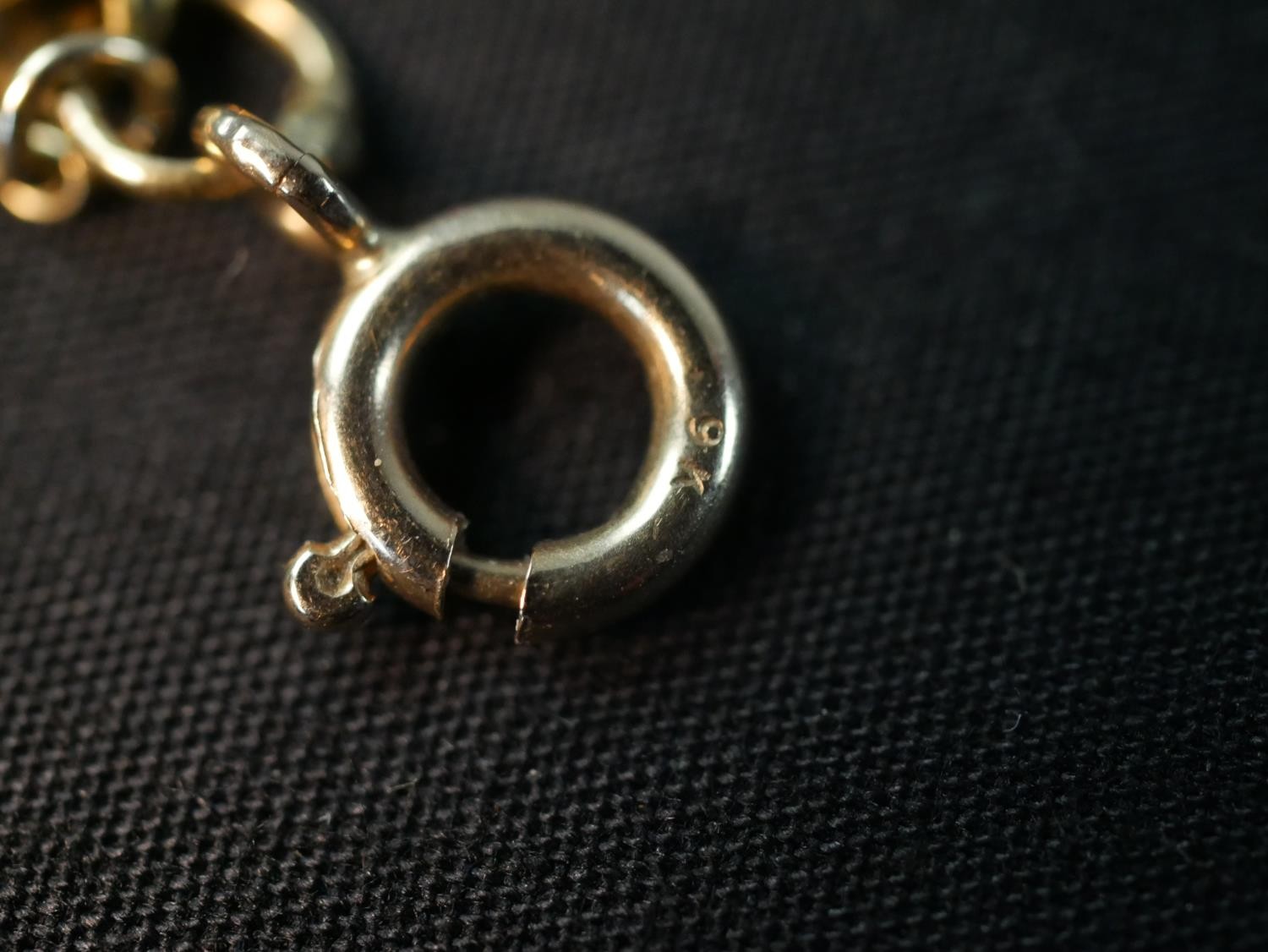 A 16 inch fancy s-link yellow metal (tests as 14ct) chain with a pair of matching earrings. The - Image 8 of 8