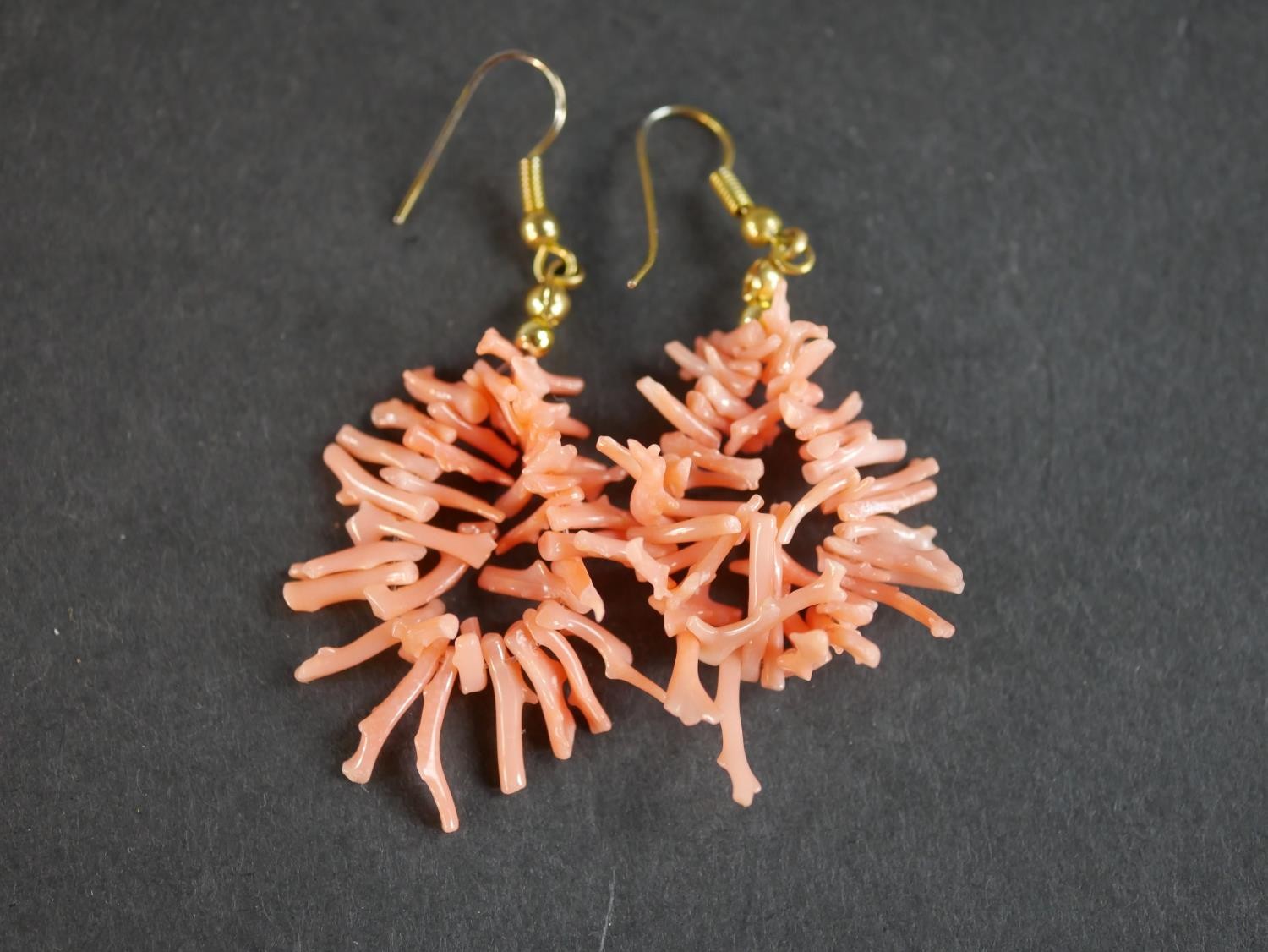 A collection of coral jewellery, including a pair of coral bead grape earrings with gilded leaves, a - Image 4 of 4
