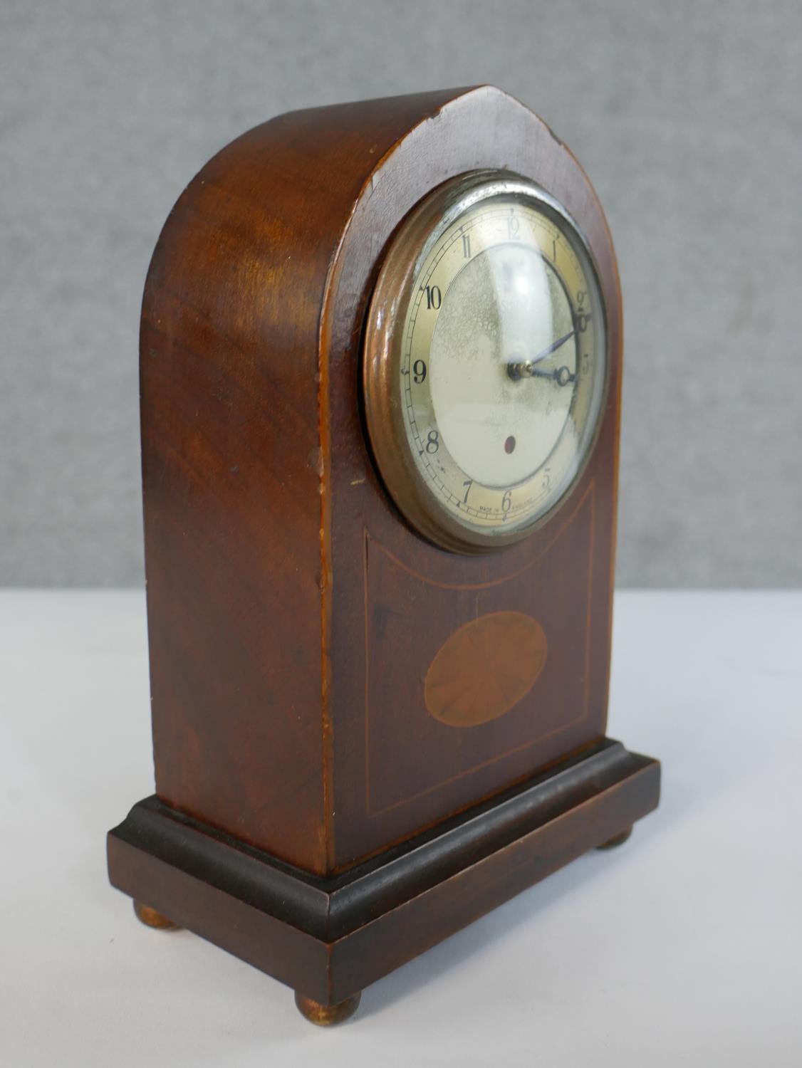An early 20th century Smith Electric mahogany lancet form mantel clock, the case with marquetry - Image 3 of 5