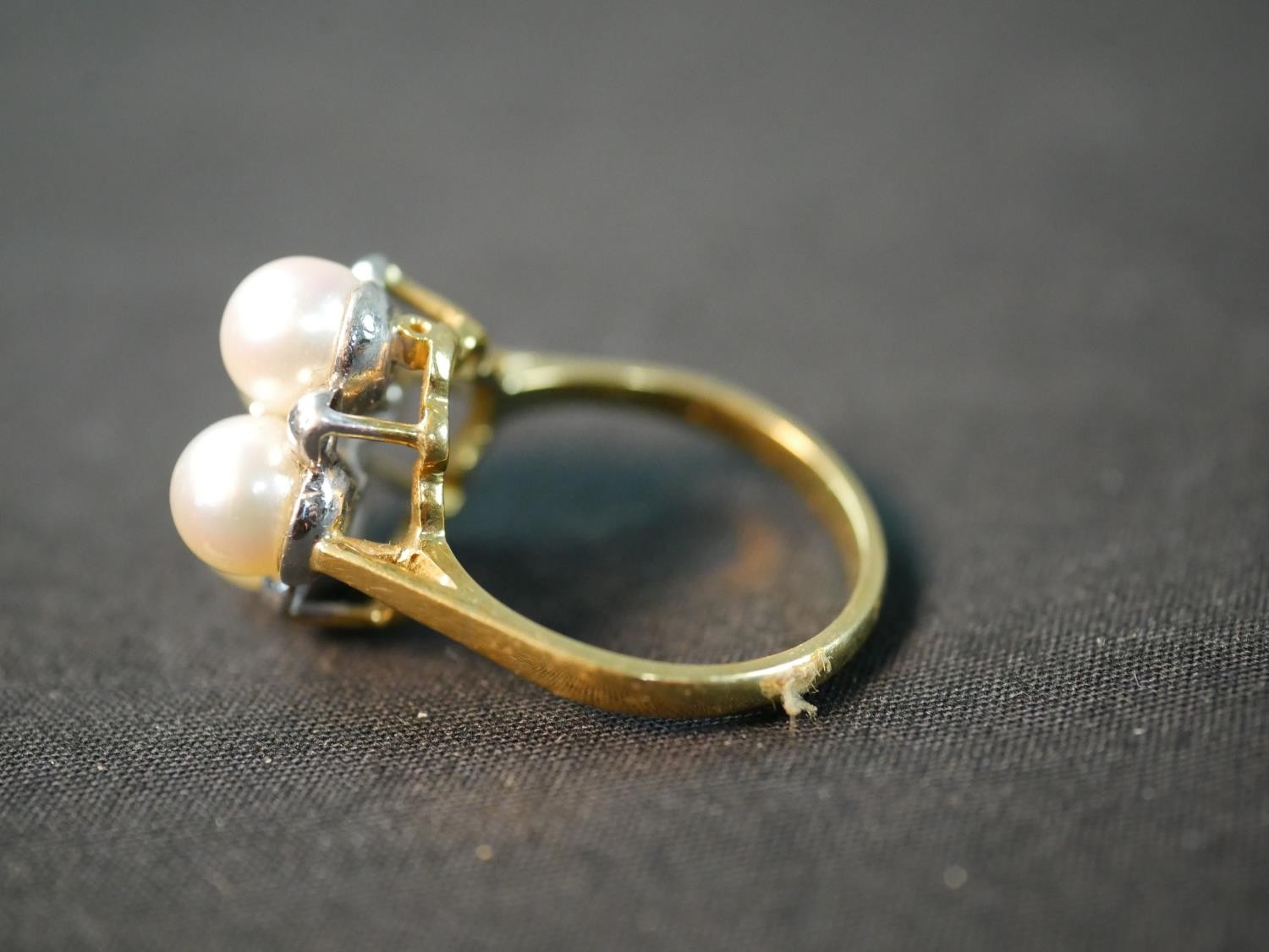 A cultured pearl, diamond 18ct carat yellow and white metal floral design dress ring with matching - Image 7 of 8