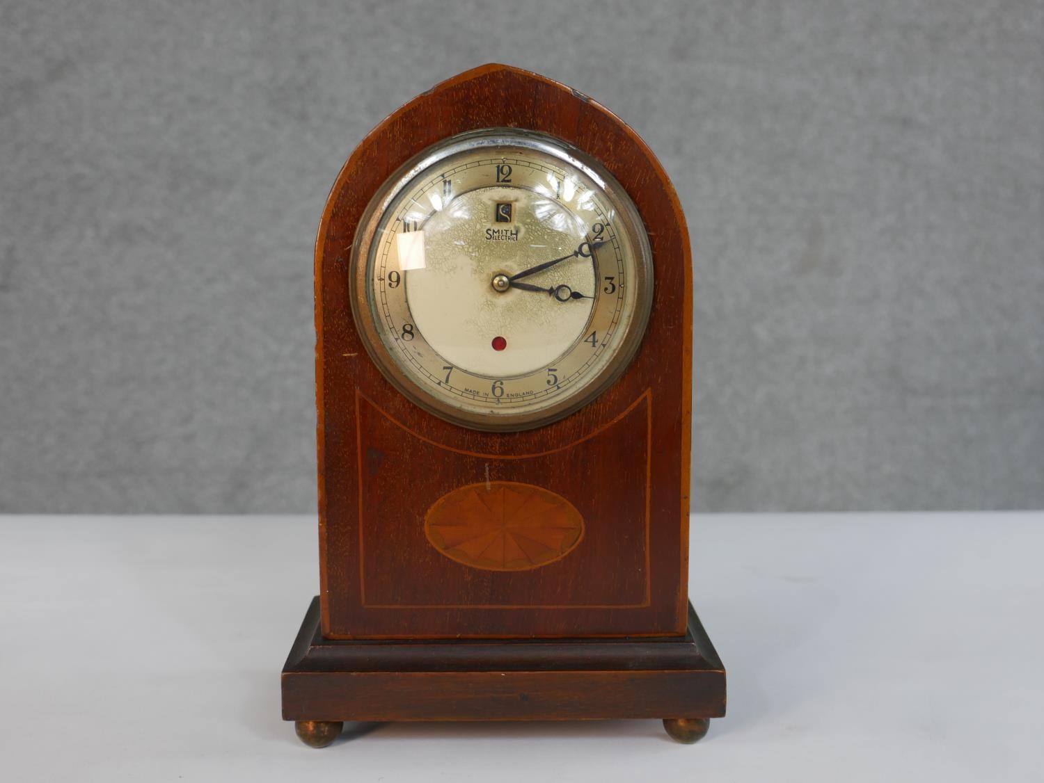 An early 20th century Smith Electric mahogany lancet form mantel clock, the case with marquetry
