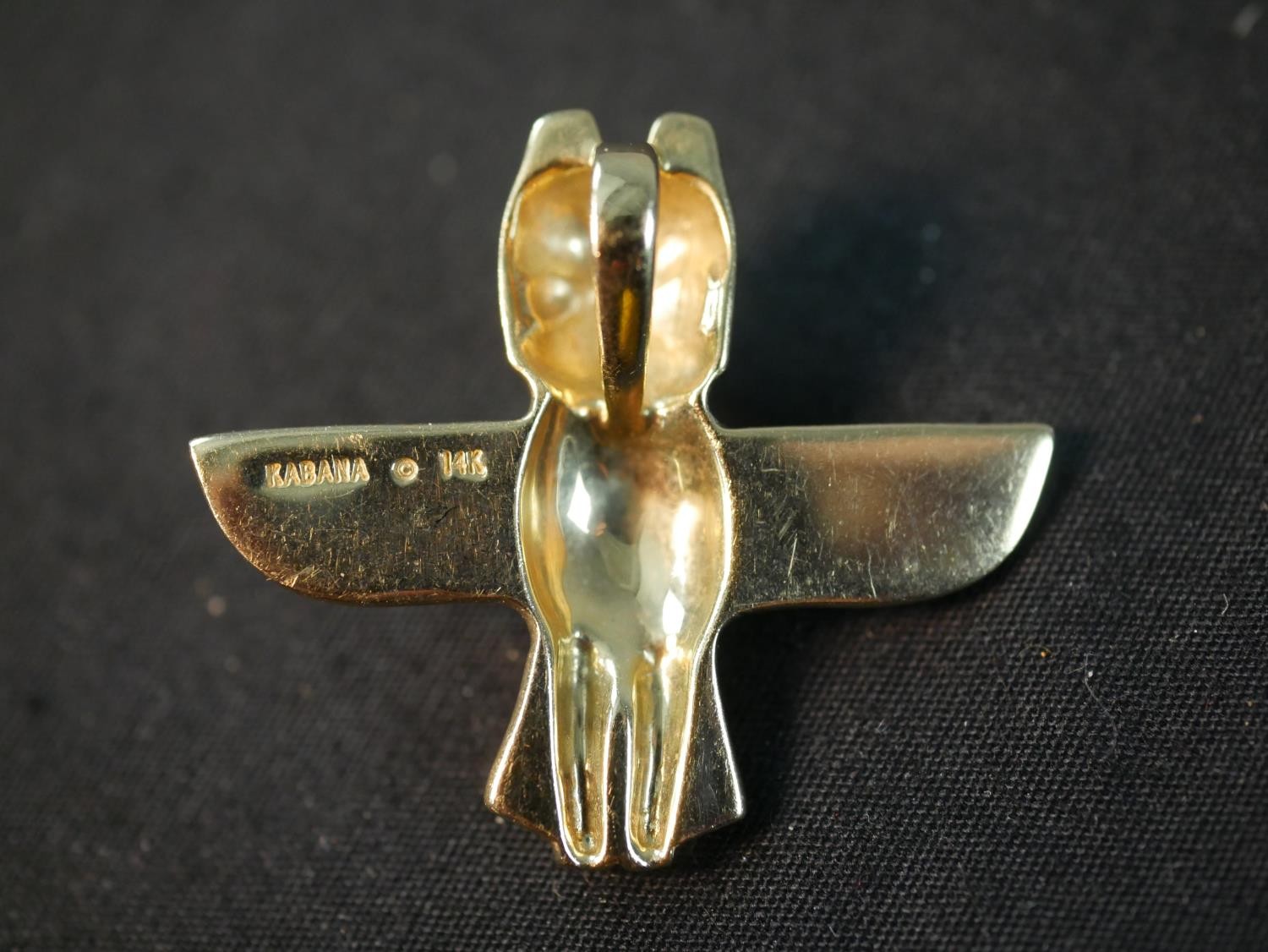 A 14 carat Native American totem pendant of a winged creature with engraved detailing. Stamped - Image 4 of 5