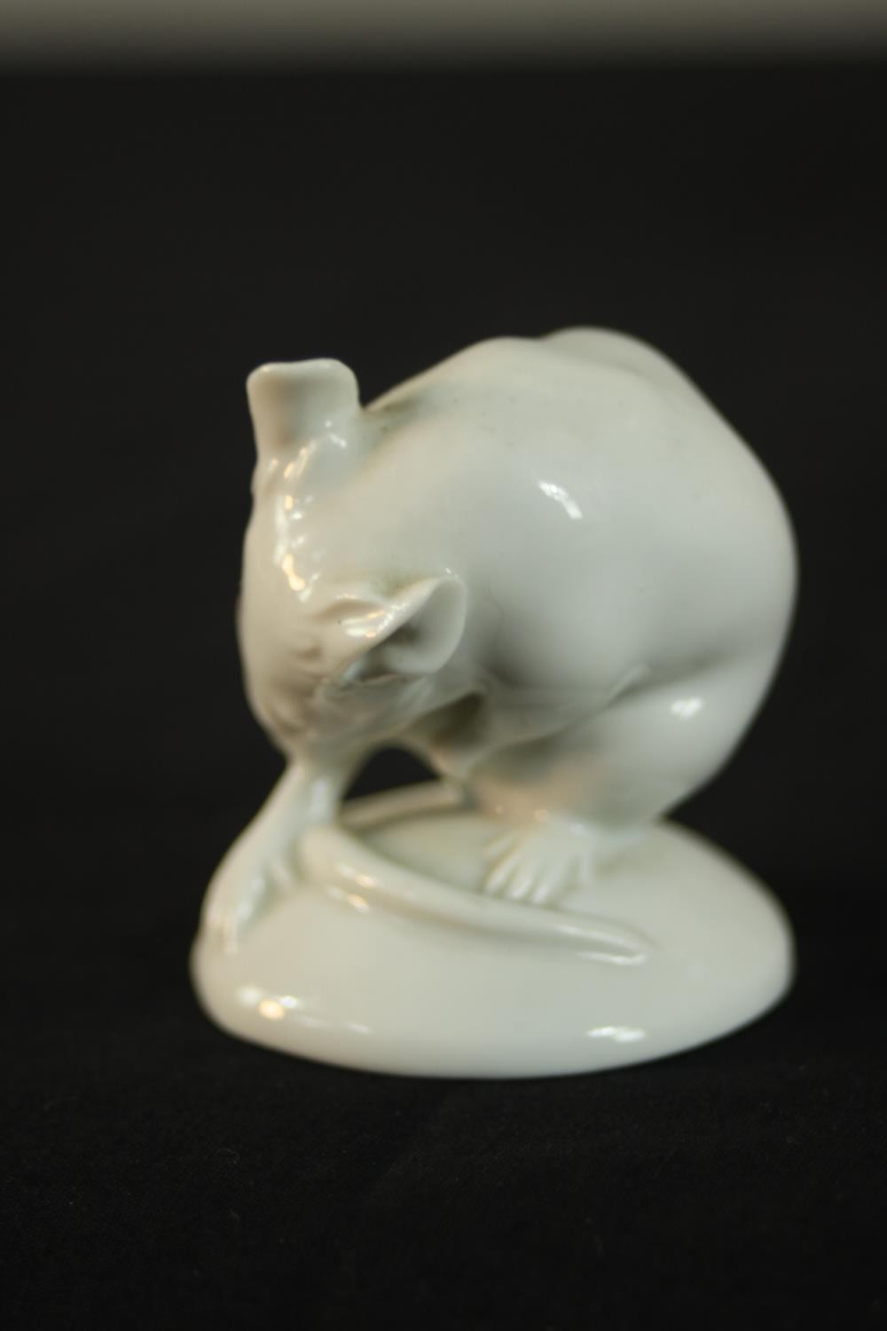 A collection of porcelain, including a white porcelain WIEN mouse cleaning its tail, model 1711, - Image 6 of 10