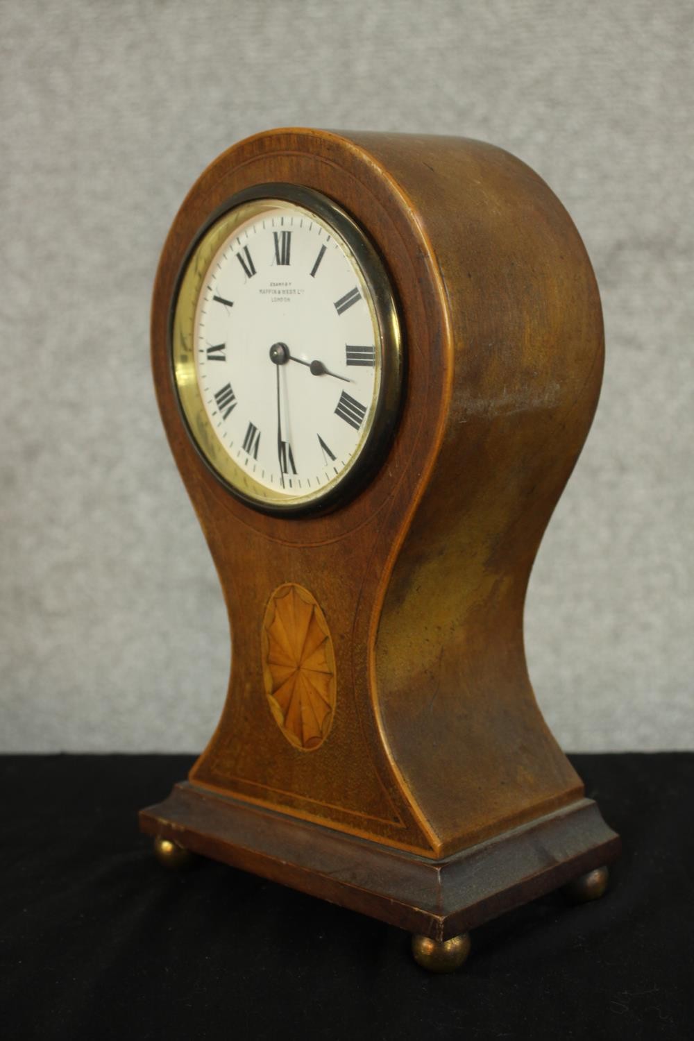 An Edwardian walnut and marquetry inlaid balloon mantel clock, the case inlaid with an oval - Image 4 of 10