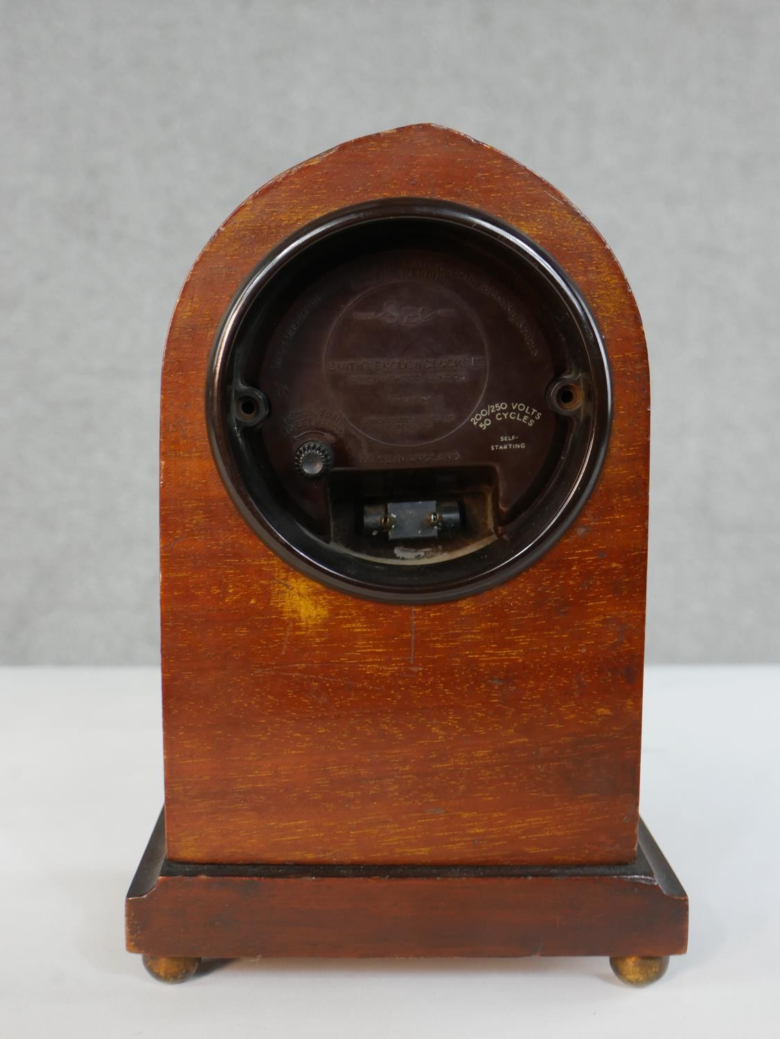 An early 20th century Smith Electric mahogany lancet form mantel clock, the case with marquetry - Image 4 of 5
