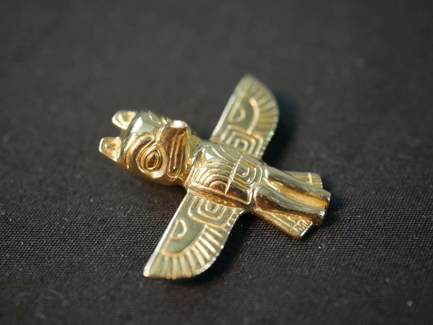 A 14 carat Native American totem pendant of a winged creature with engraved detailing. Stamped - Image 2 of 5
