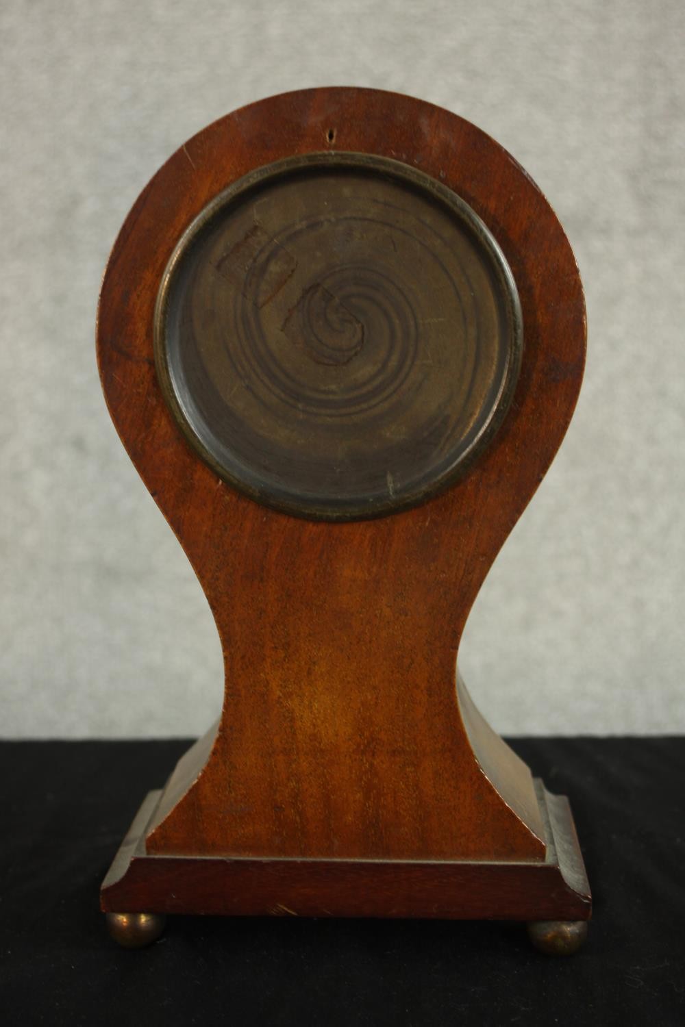 An Edwardian walnut and marquetry inlaid balloon mantel clock, the case inlaid with an oval - Image 5 of 10