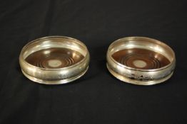 Two silver and oak wine coasters. Hallmarked: WMV, London. W.13.dia H.4cm