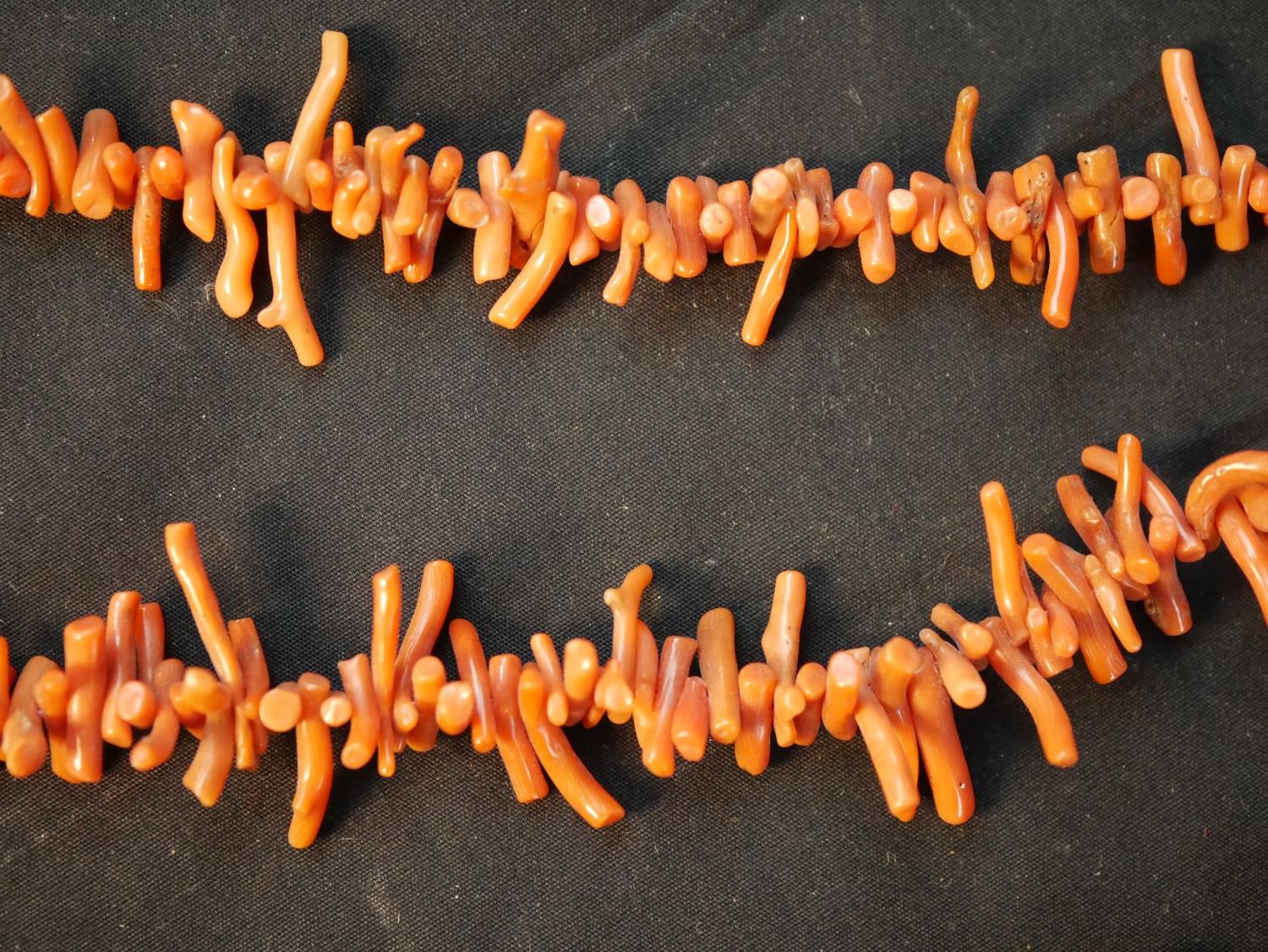 A long early 20th century orange branch coral necklace along with a Victorian graduated coral bead - Image 2 of 7
