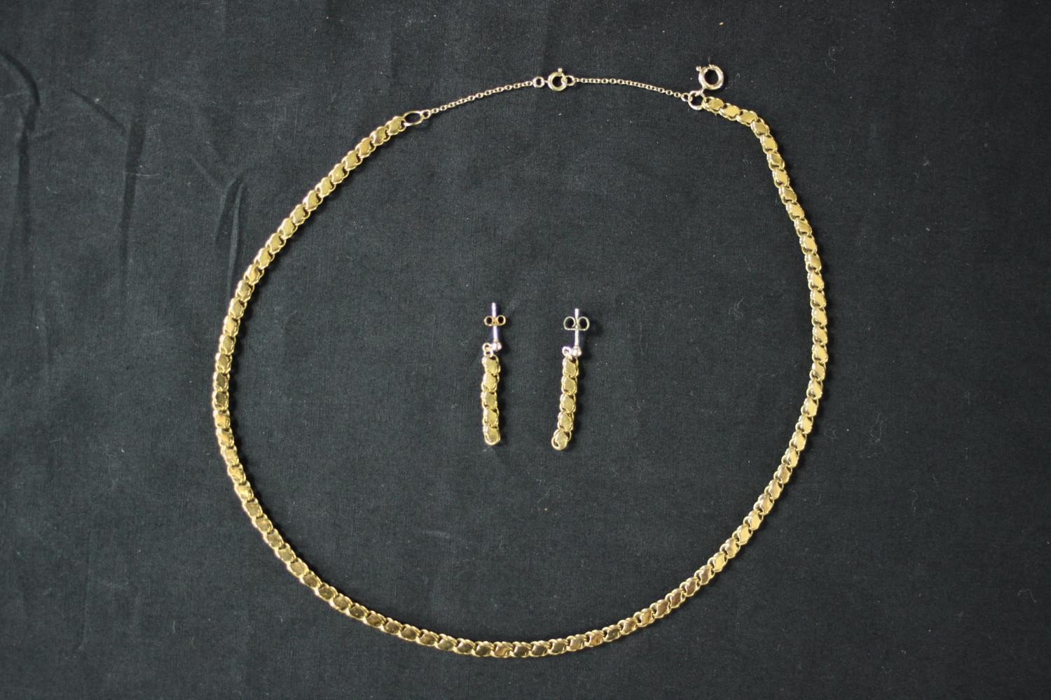A 16 inch fancy s-link yellow metal (tests as 14ct) chain with a pair of matching earrings. The - Image 2 of 8