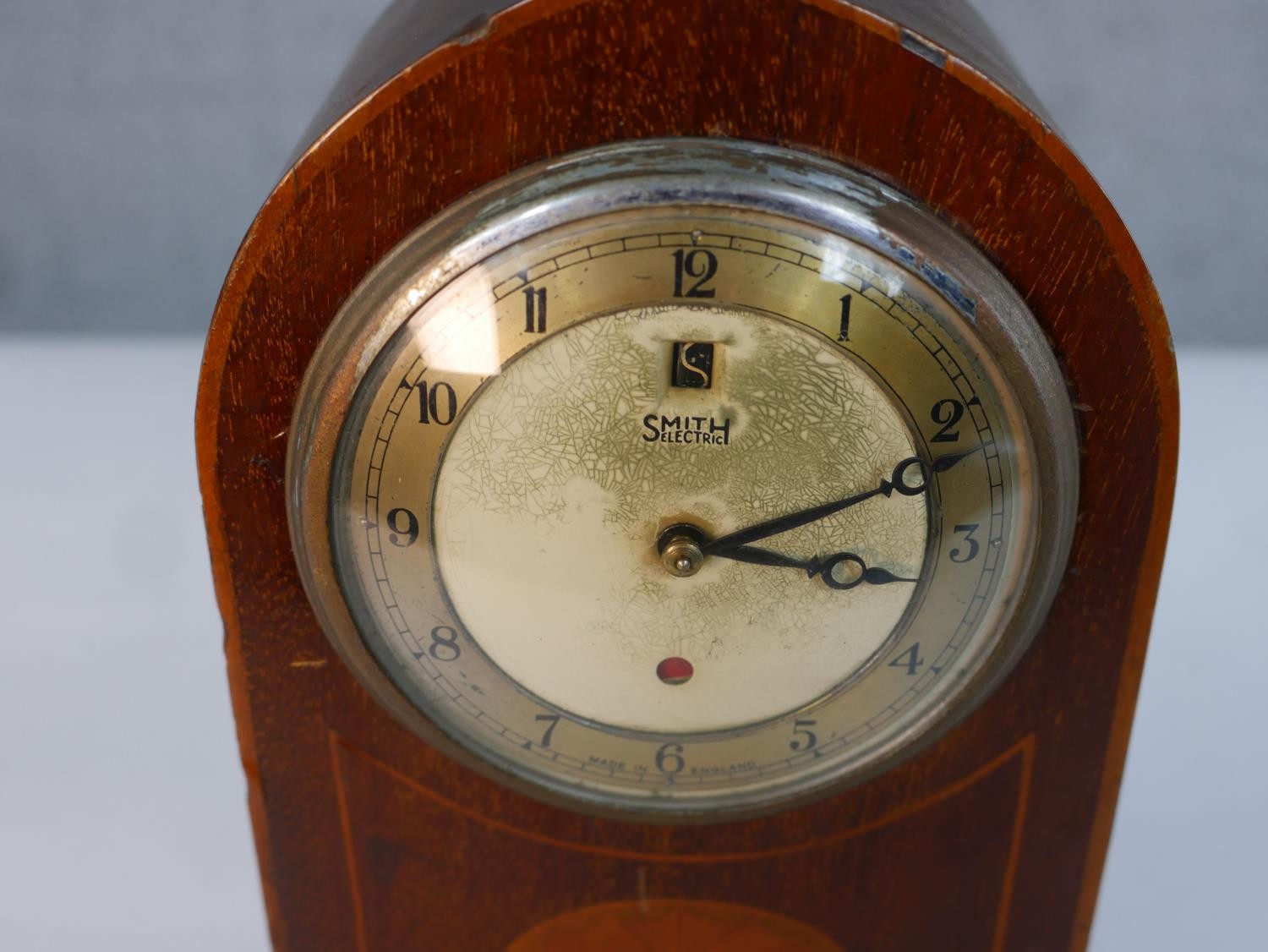 An early 20th century Smith Electric mahogany lancet form mantel clock, the case with marquetry - Image 2 of 5