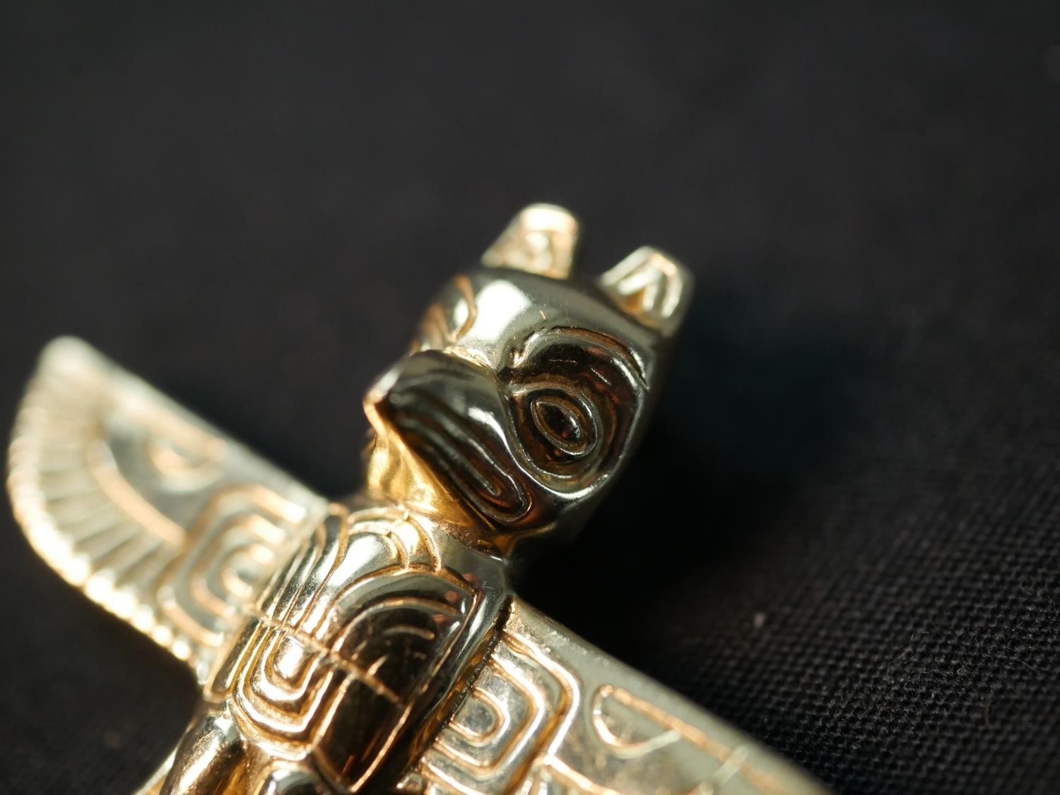 A 14 carat Native American totem pendant of a winged creature with engraved detailing. Stamped - Image 3 of 5