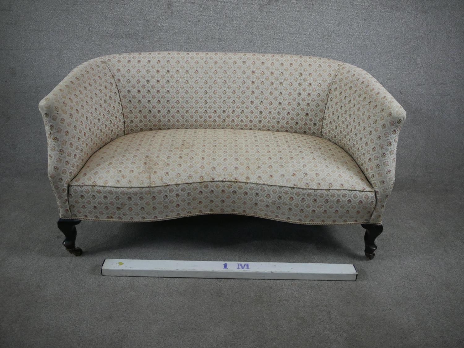 A late 19th/early 20th century two seater sofa, upholstered in patterned ivory fabric, on mahogany - Image 2 of 6