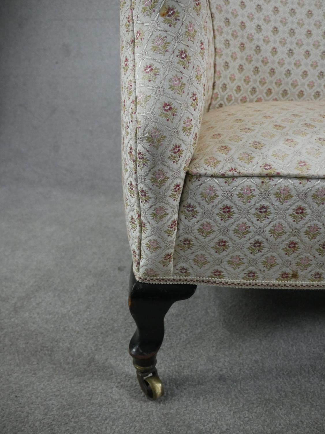 A late 19th/early 20th century two seater sofa, upholstered in patterned ivory fabric, on mahogany - Image 5 of 6