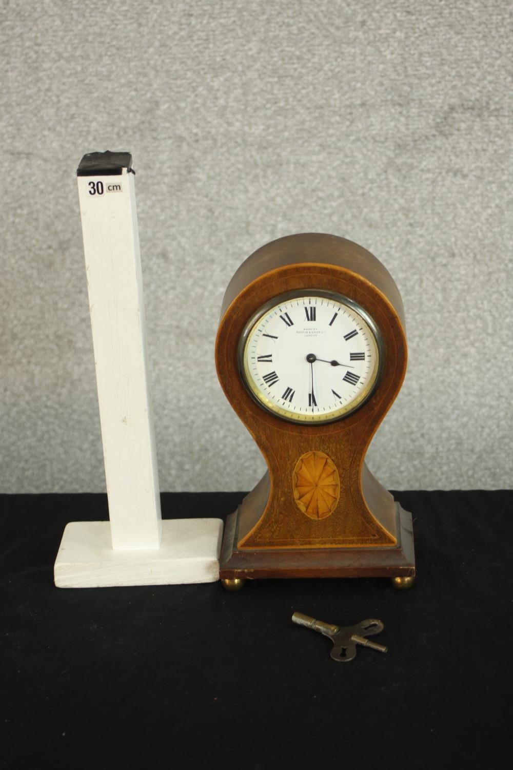 An Edwardian walnut and marquetry inlaid balloon mantel clock, the case inlaid with an oval - Image 2 of 10