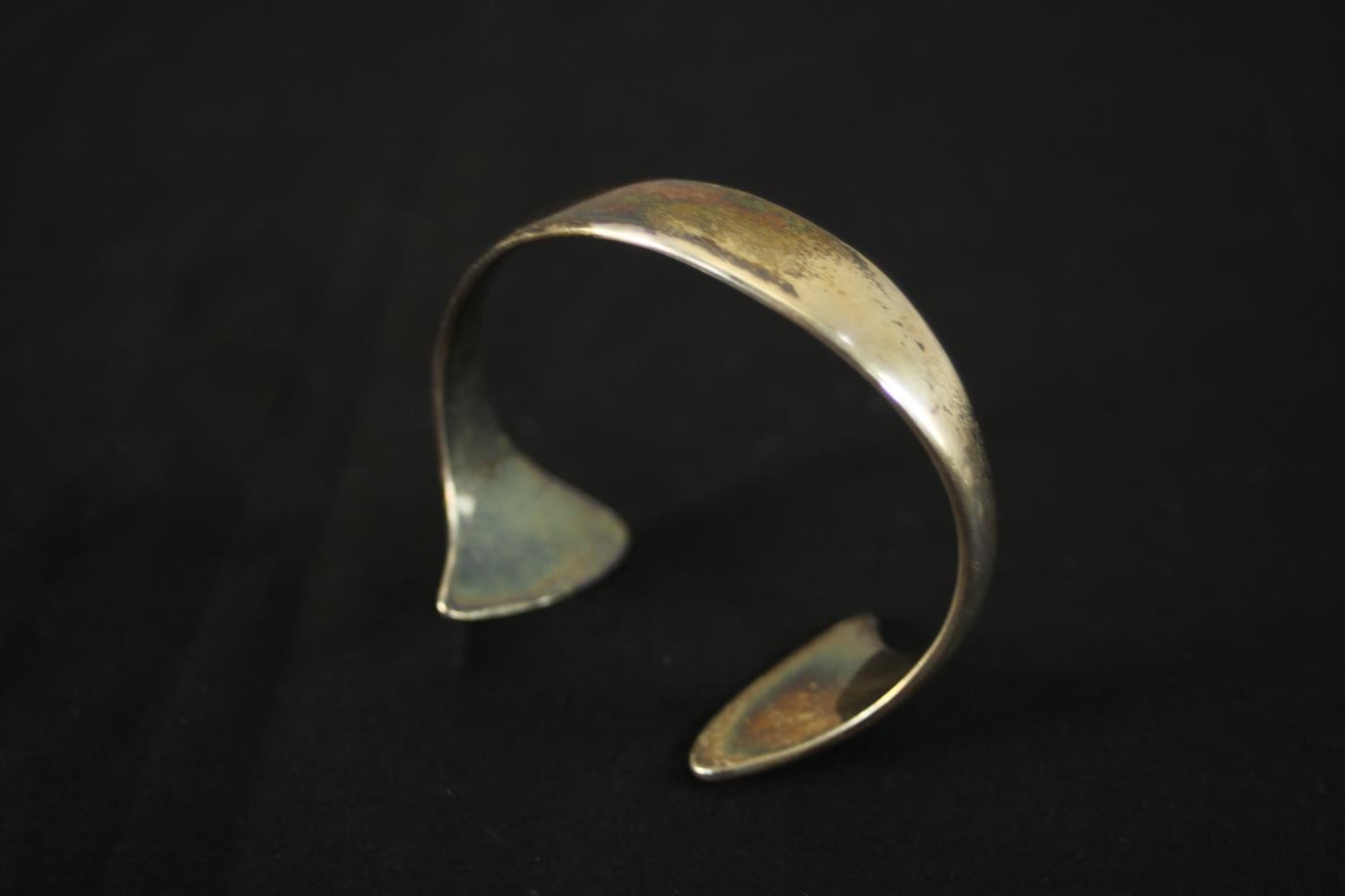 Four silver and white metal bangles (tested as silver), including a Hans Hansen abstract form torque - Image 3 of 11