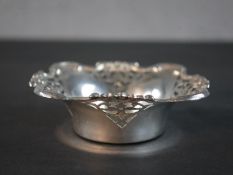 A pierced floral design silver bowl with shaped edge. Stamped silver. 72g