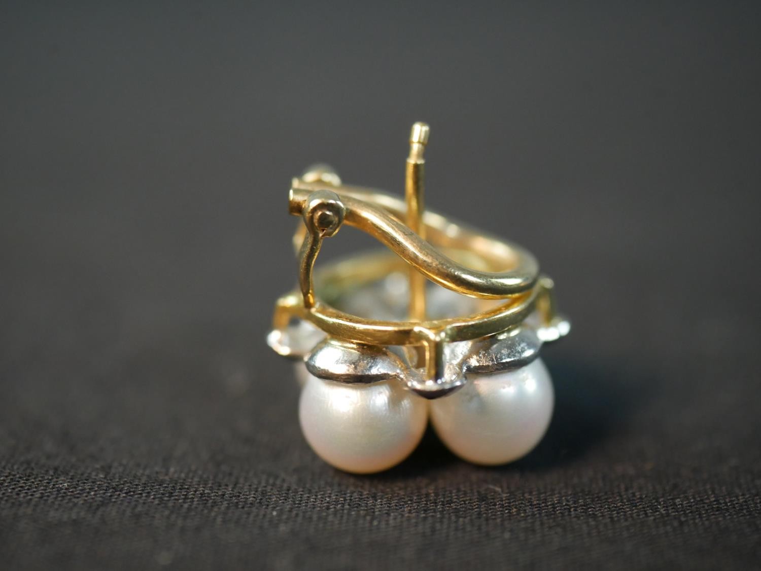 A cultured pearl, diamond 18ct carat yellow and white metal floral design dress ring with matching - Image 4 of 8