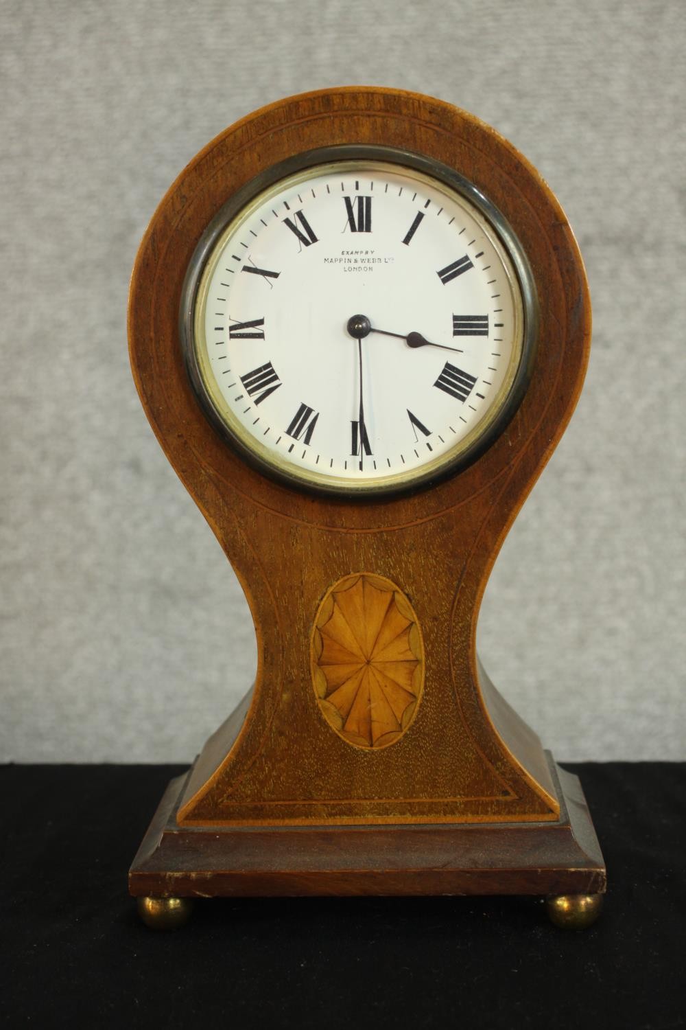 An Edwardian walnut and marquetry inlaid balloon mantel clock, the case inlaid with an oval - Image 3 of 10