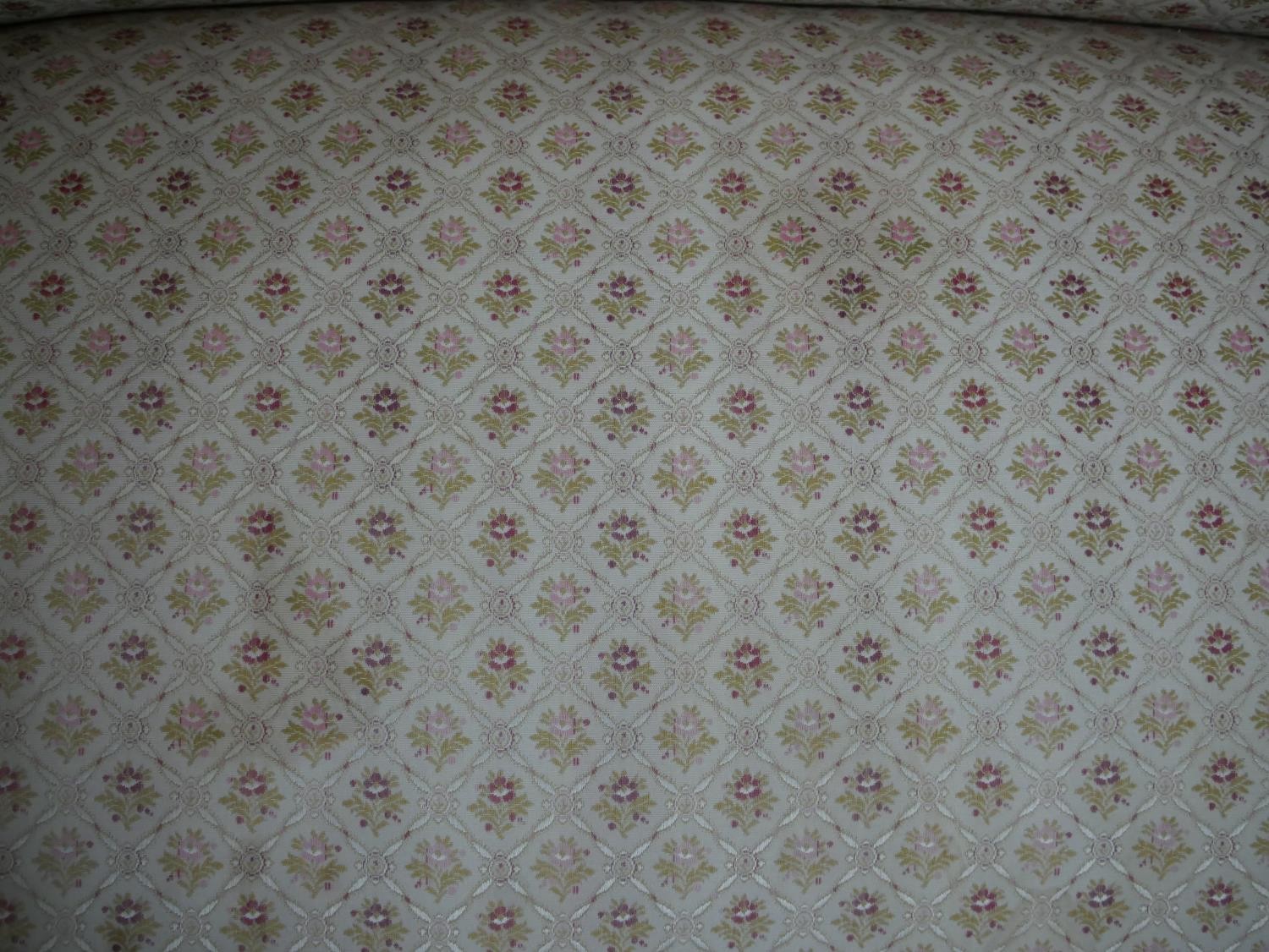 A late 19th/early 20th century two seater sofa, upholstered in patterned ivory fabric, on mahogany - Image 4 of 6