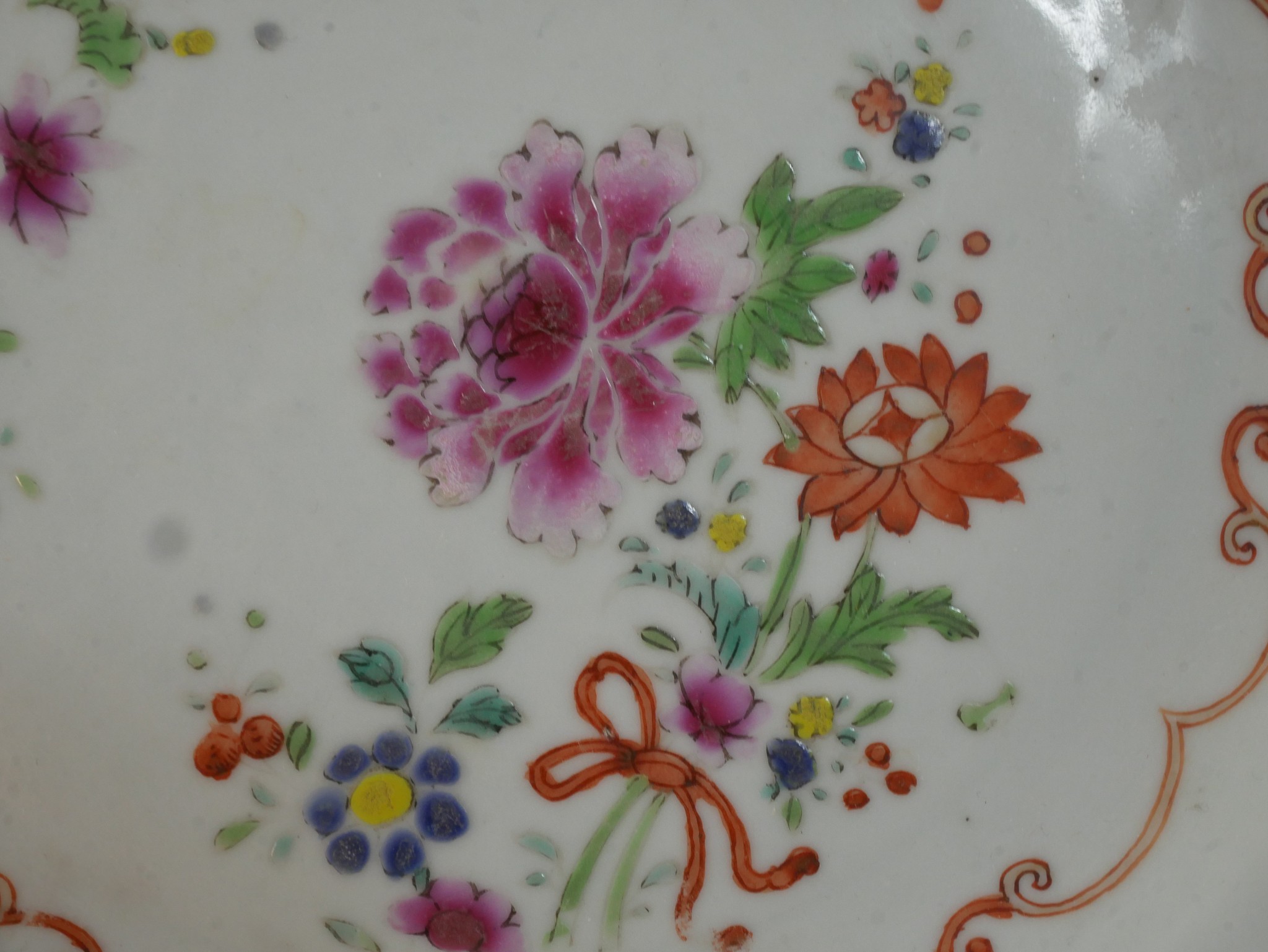 An 18th century Chinese export Famille Rose plate with floral design along with a matching lotus - Image 4 of 8