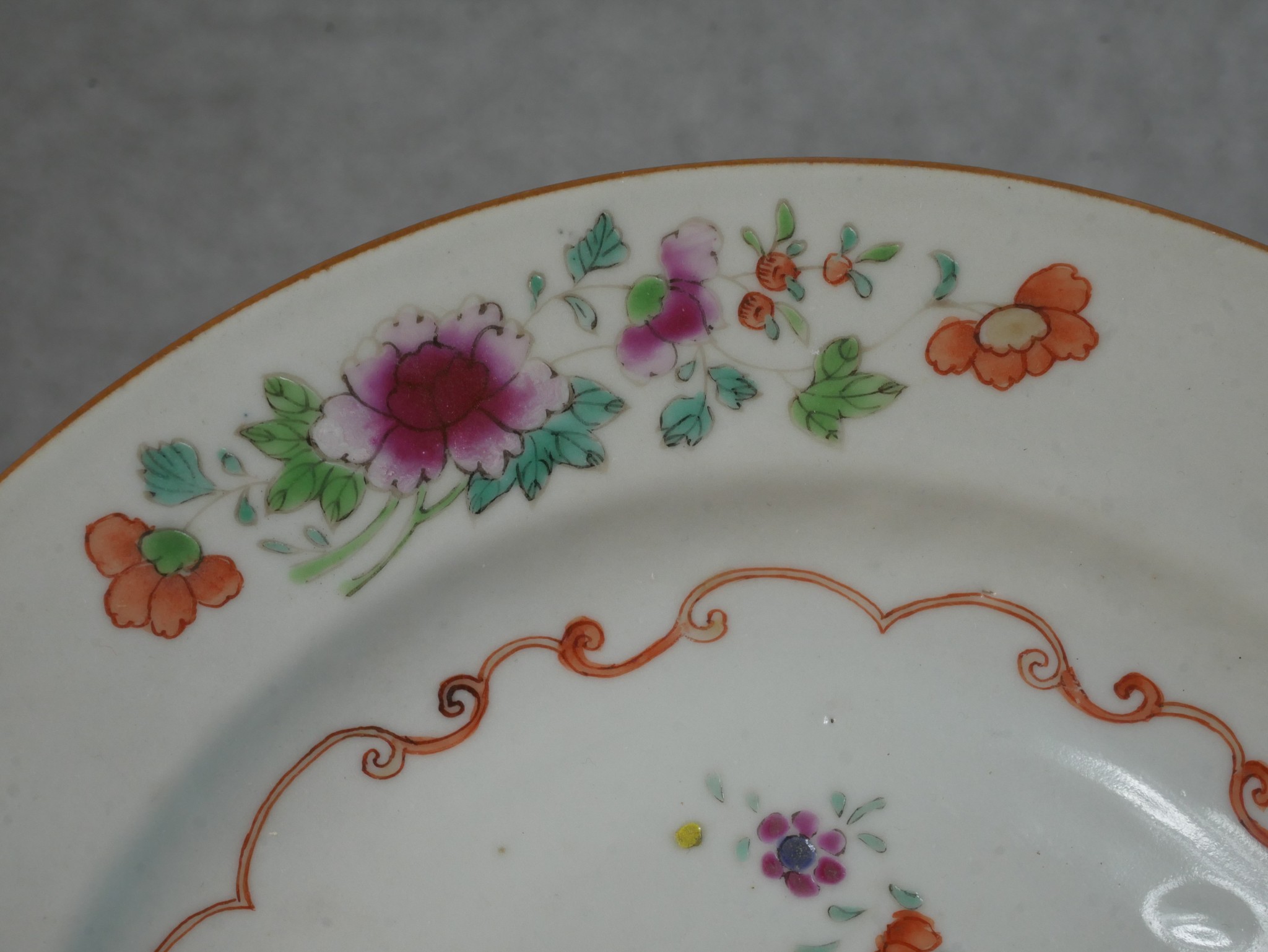 An 18th century Chinese export Famille Rose plate with floral design along with a matching lotus - Image 3 of 8