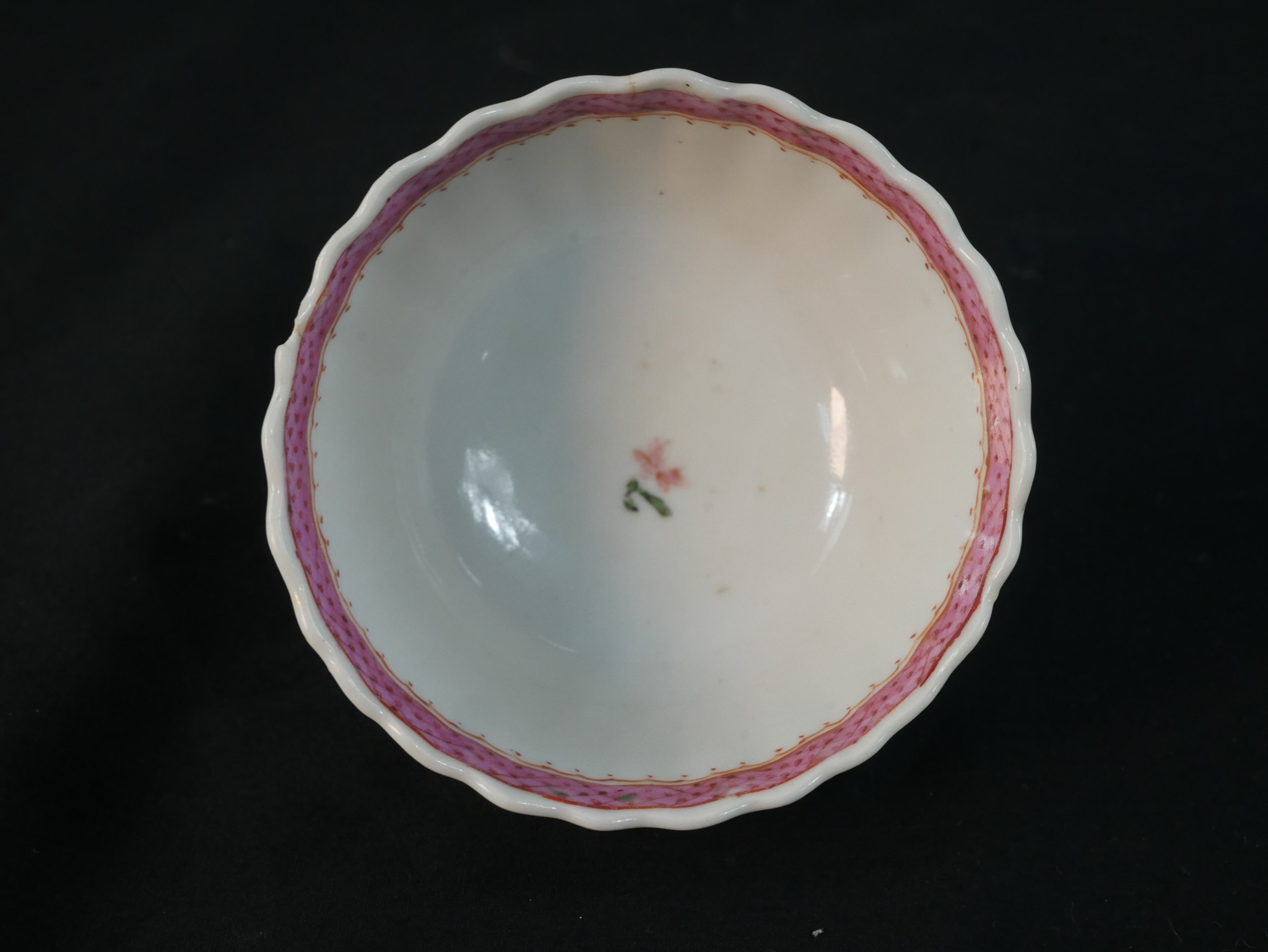 An 18th century Chinese export Famille Rose plate with floral design along with a matching lotus - Image 7 of 8