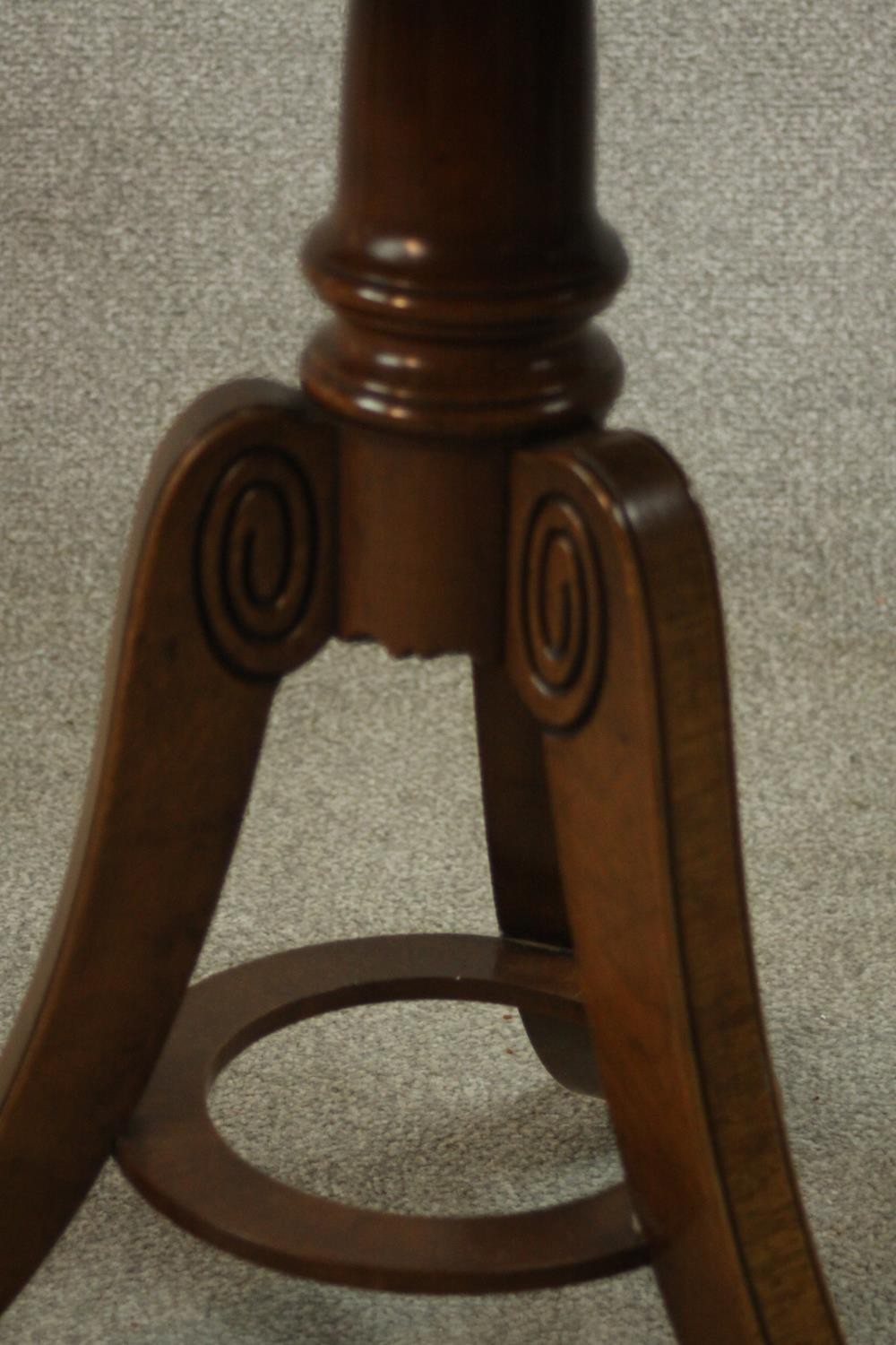 A reproduction George III style mahogany drum table with a tooled green leather insert over - Image 8 of 8